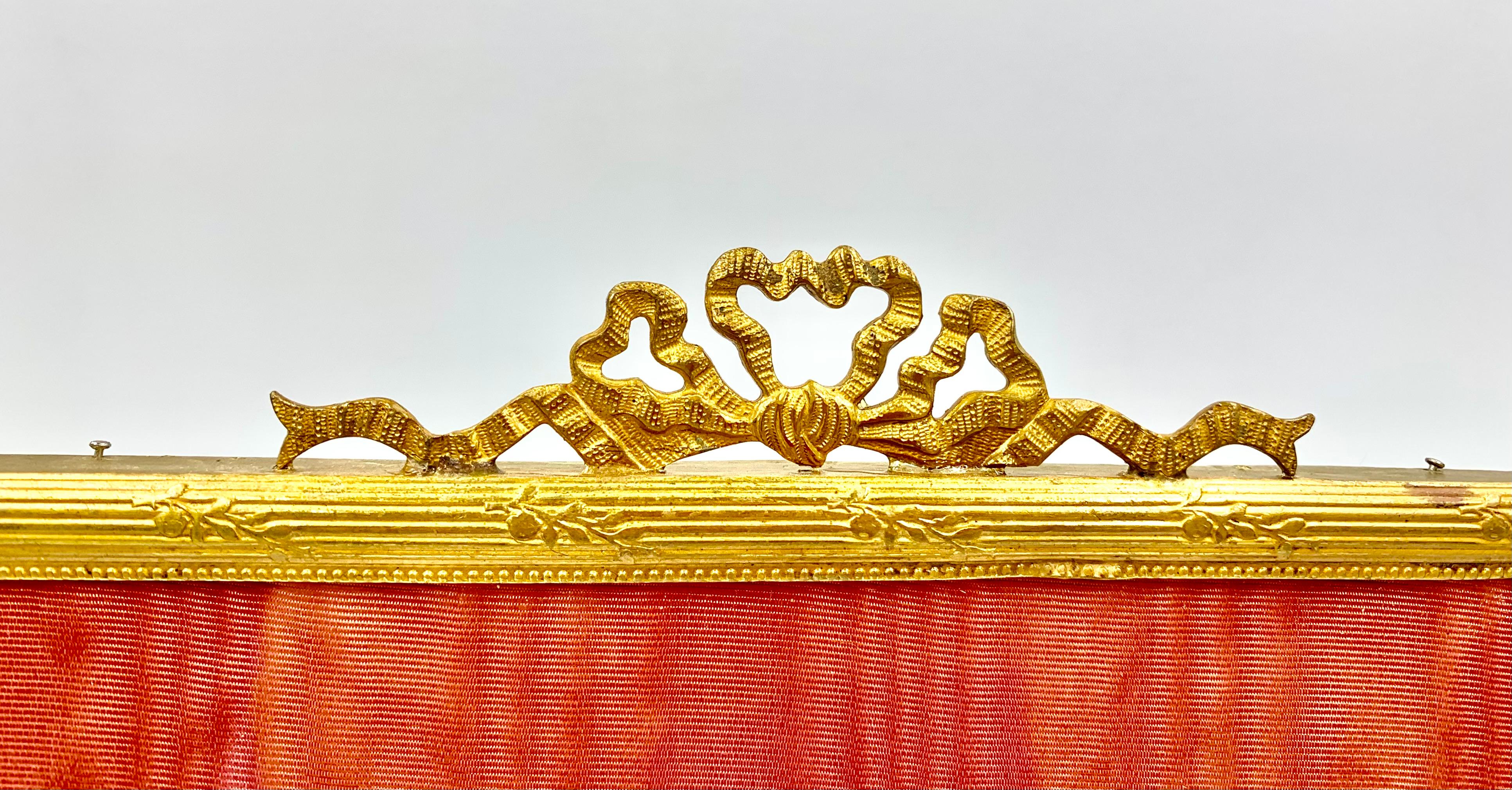 Cadre photographique classique français de style Louis XVI en bronze doré antique
19ème siècle
Ce magnifique cadre français présente un grand et beau nœud orné au niveau de la crête et des guirlandes de roses le long du corps cannelé du cadre.