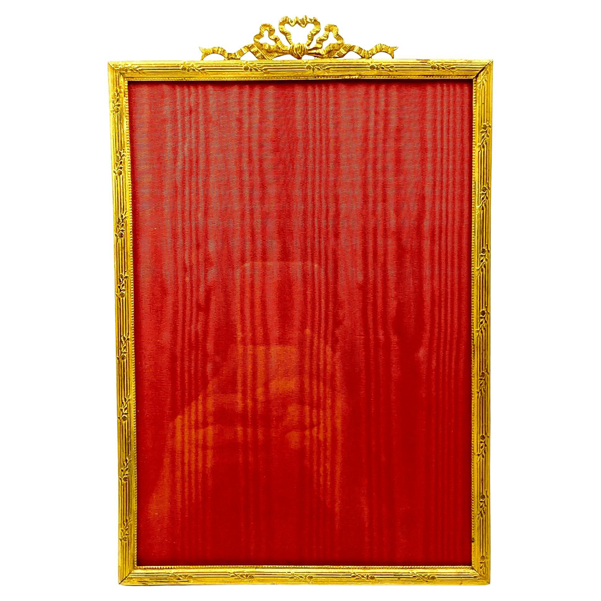 Cadre photo ancien de style Louis XVI en bronze doré avec guirlandes de roses en vente