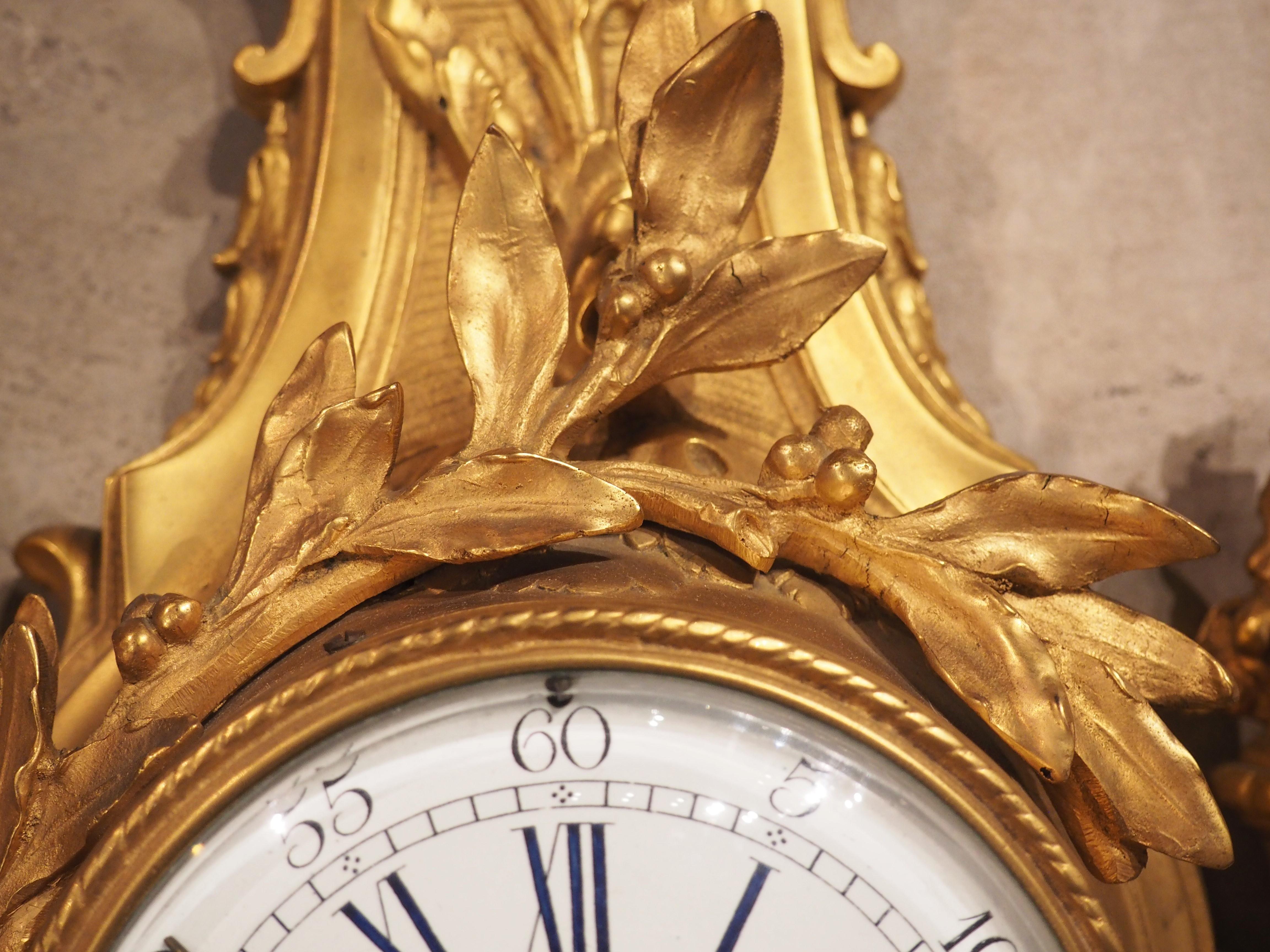 Doré Horloge murale ancienne en bronze doré de style Louis XVI, 19e siècle en vente