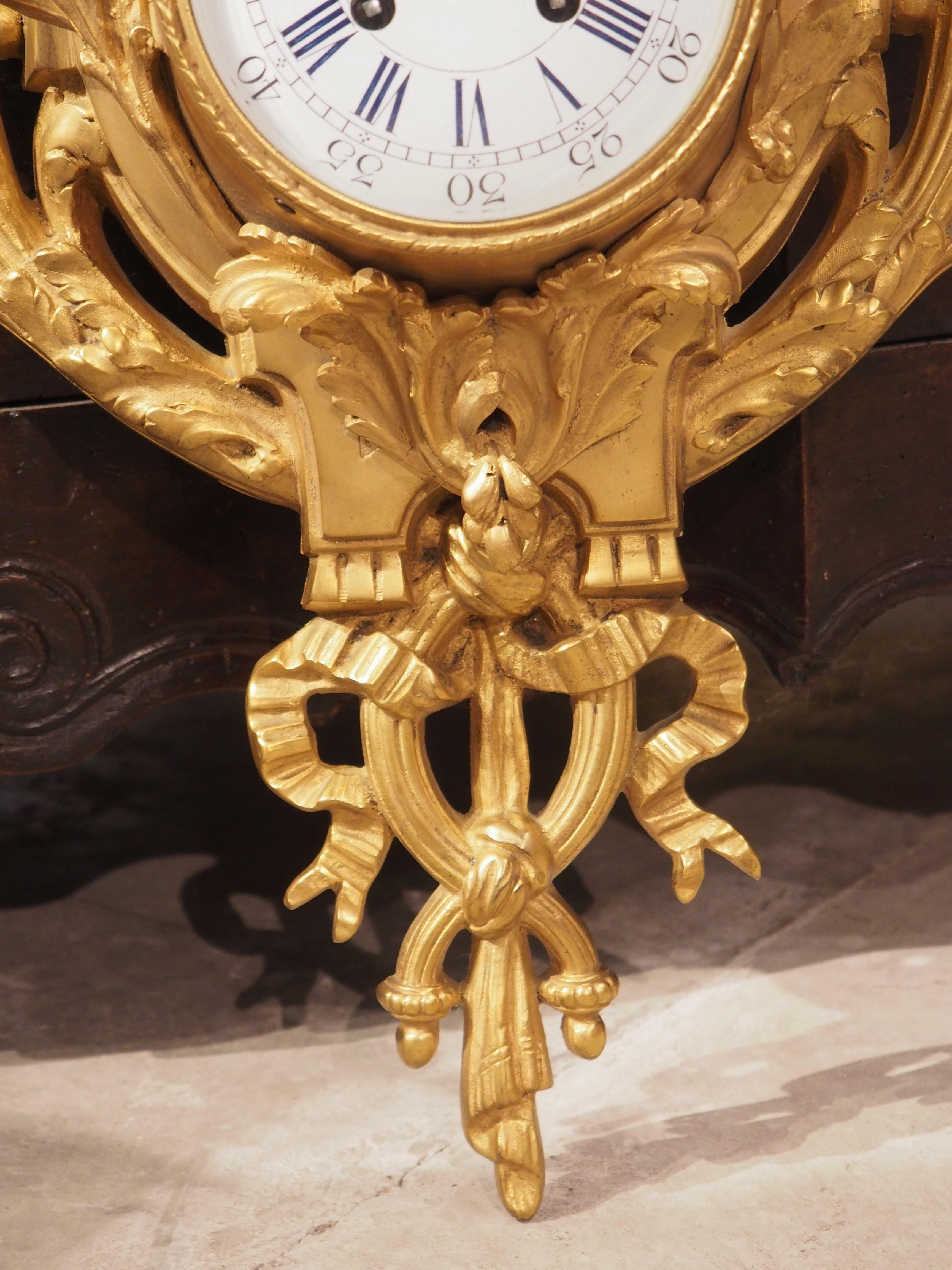 Horloge murale ancienne en bronze doré de style Louis XVI, 19e siècle Bon état - En vente à Dallas, TX