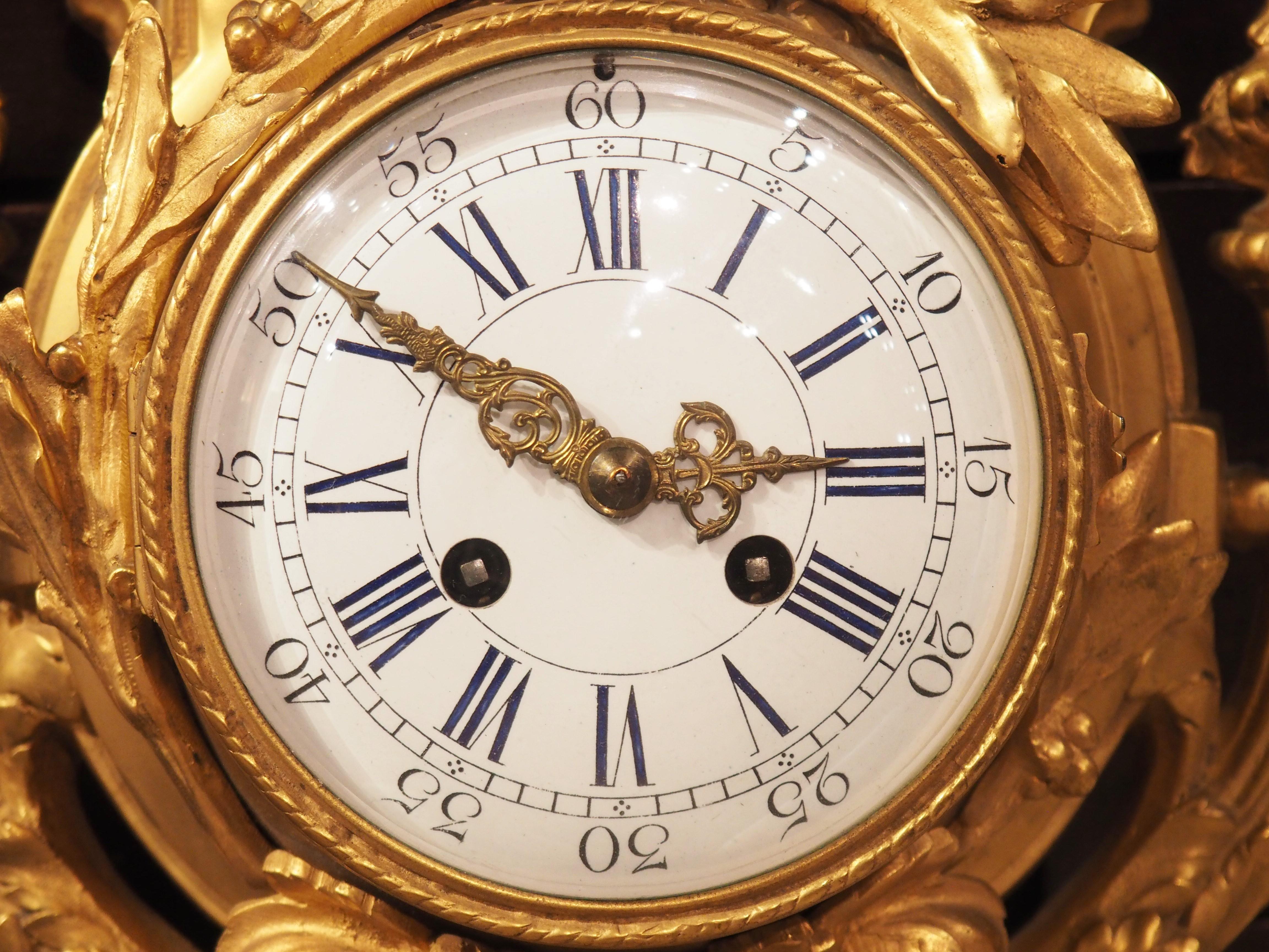 Horloge murale ancienne en bronze doré de style Louis XVI, 19e siècle en vente 2