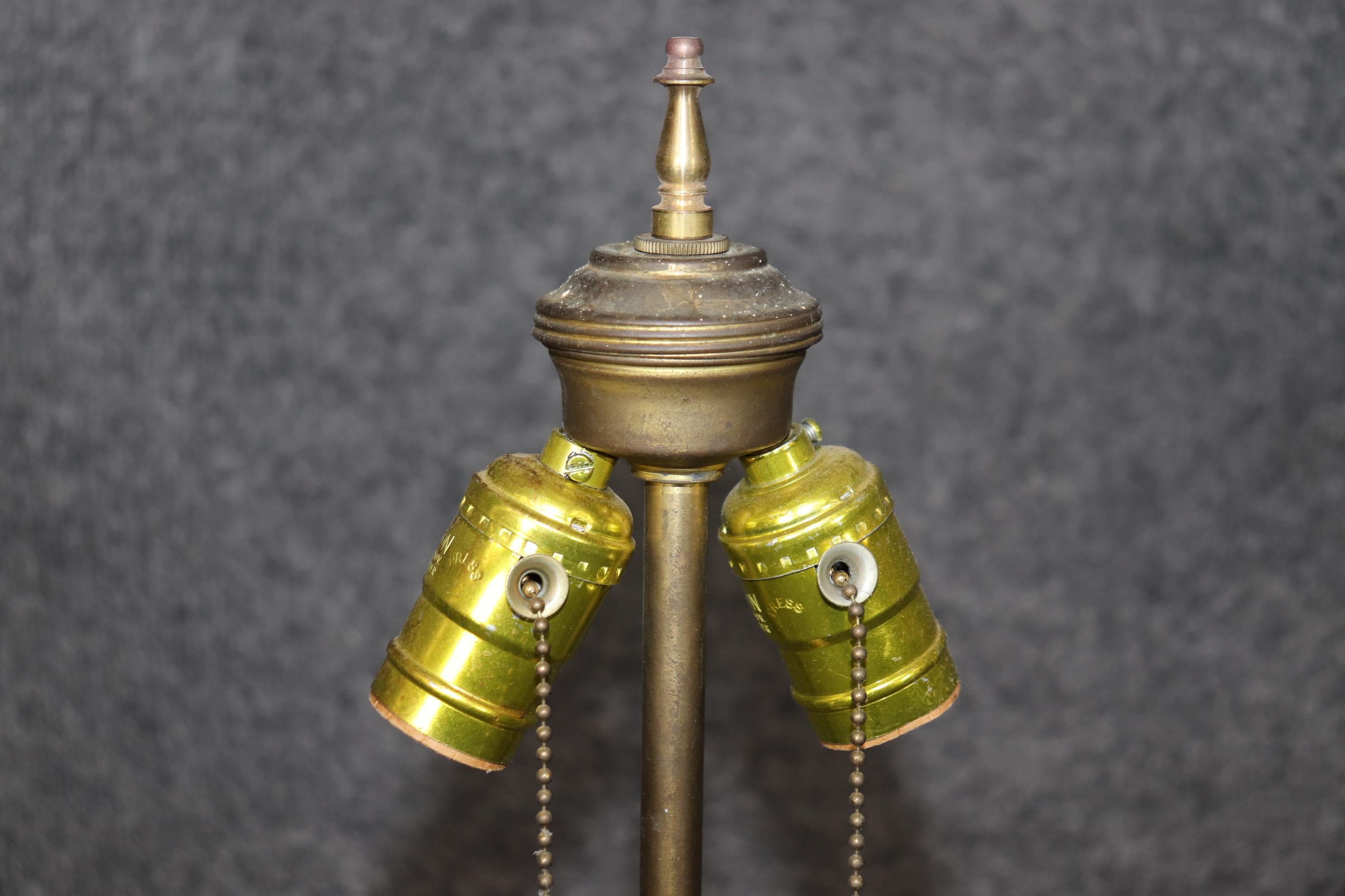 Lampadaire français ancien de style Louis XVI en métal doré attribué à Caldwell en vente 4