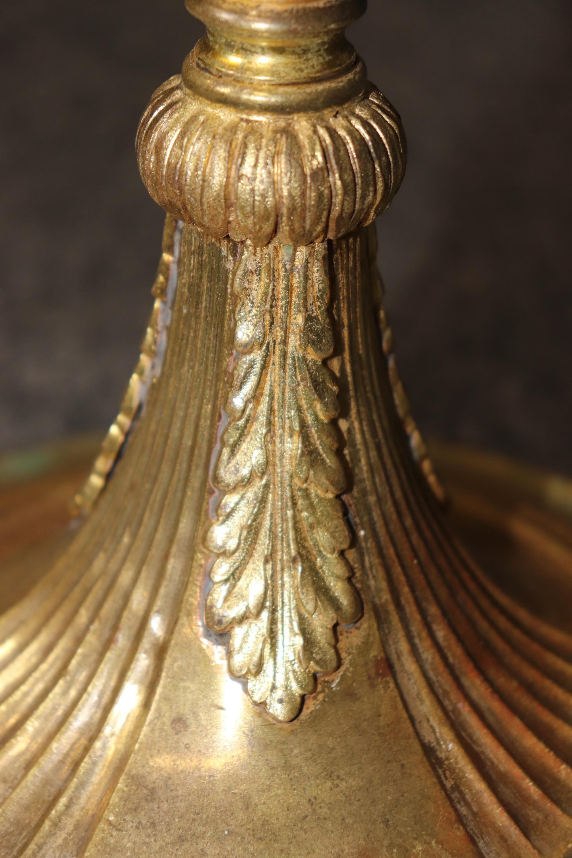 Lampadaire français ancien de style Louis XVI en métal doré attribué à Caldwell en vente 6