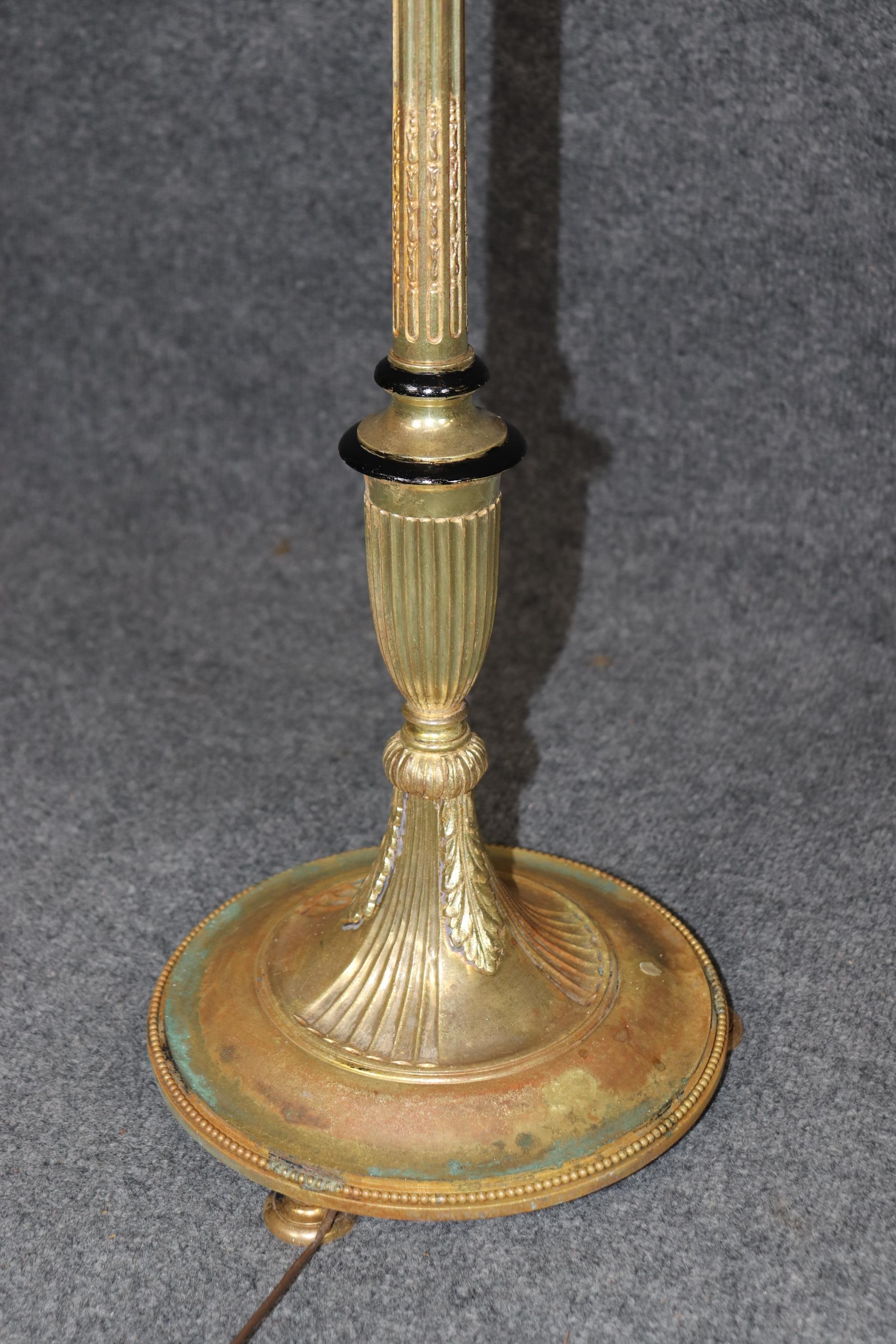 Lampadaire français ancien de style Louis XVI en métal doré attribué à Caldwell en vente 8