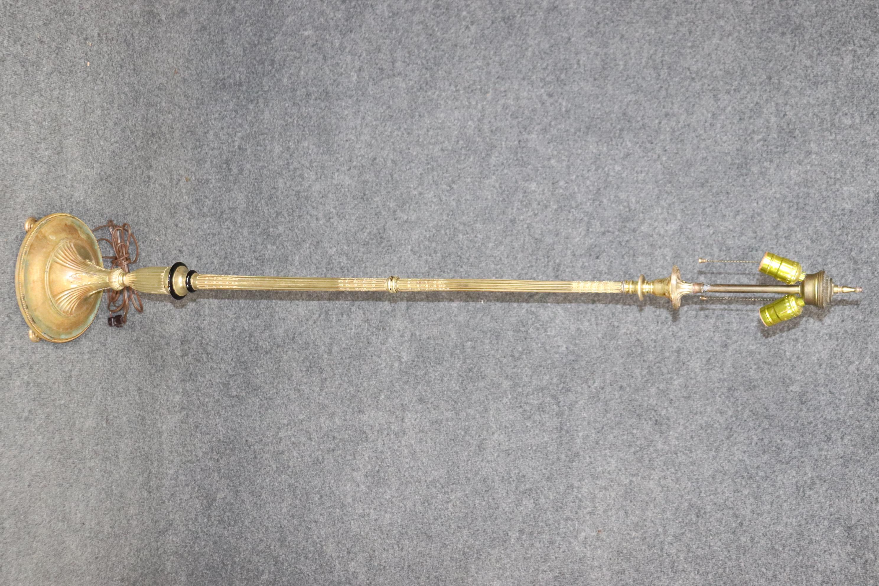 Dimensions - H : 56 3/4 in W : 10 po D : 10 po 

Magnifique lampadaire français en métal doré de style Louis XVI, attribué au célèbre concepteur de luminaires Edward F. Caldwell & Co, qui respire l'élégance néoclassique et un savoir-faire