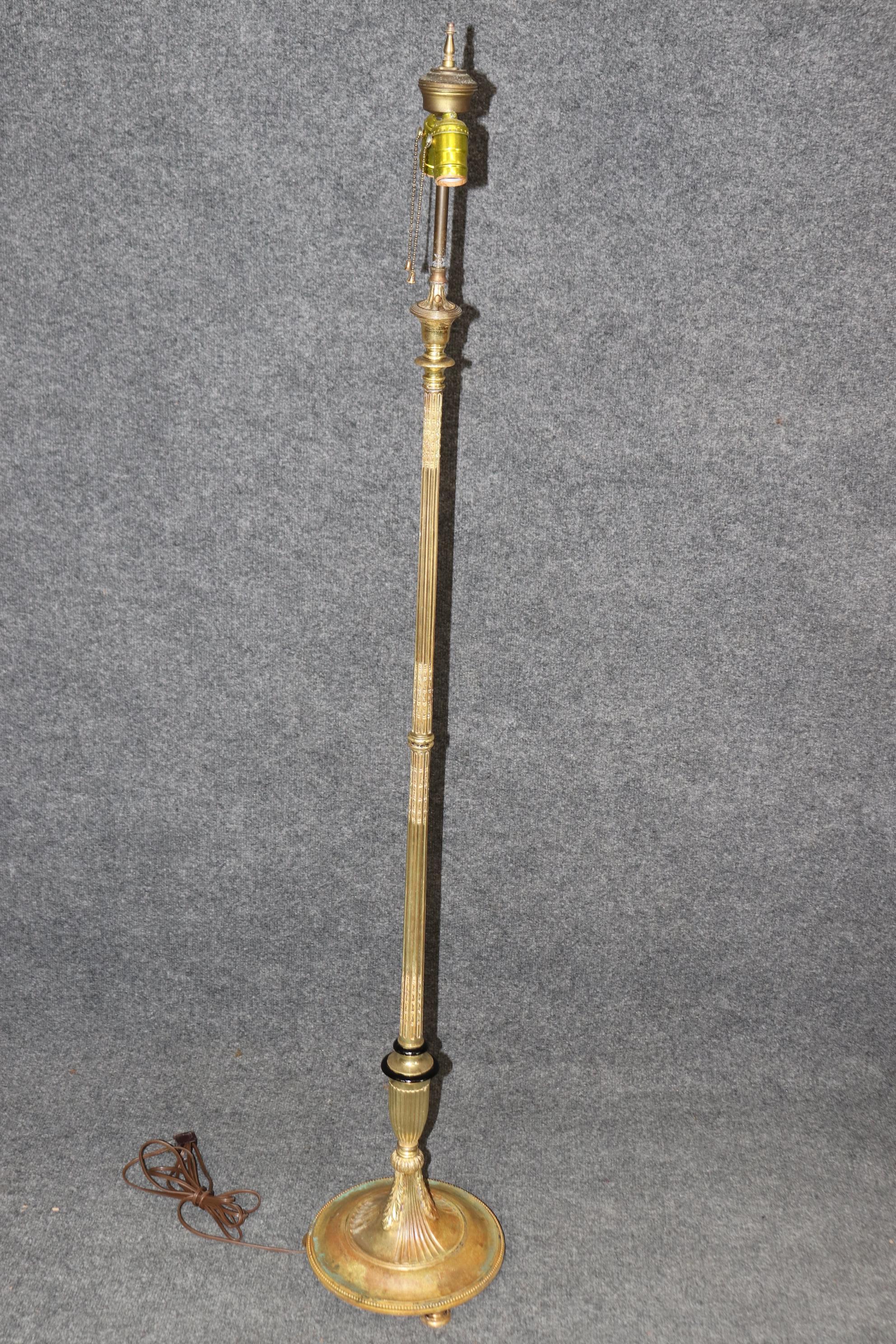 Français Lampadaire français ancien de style Louis XVI en métal doré attribué à Caldwell en vente