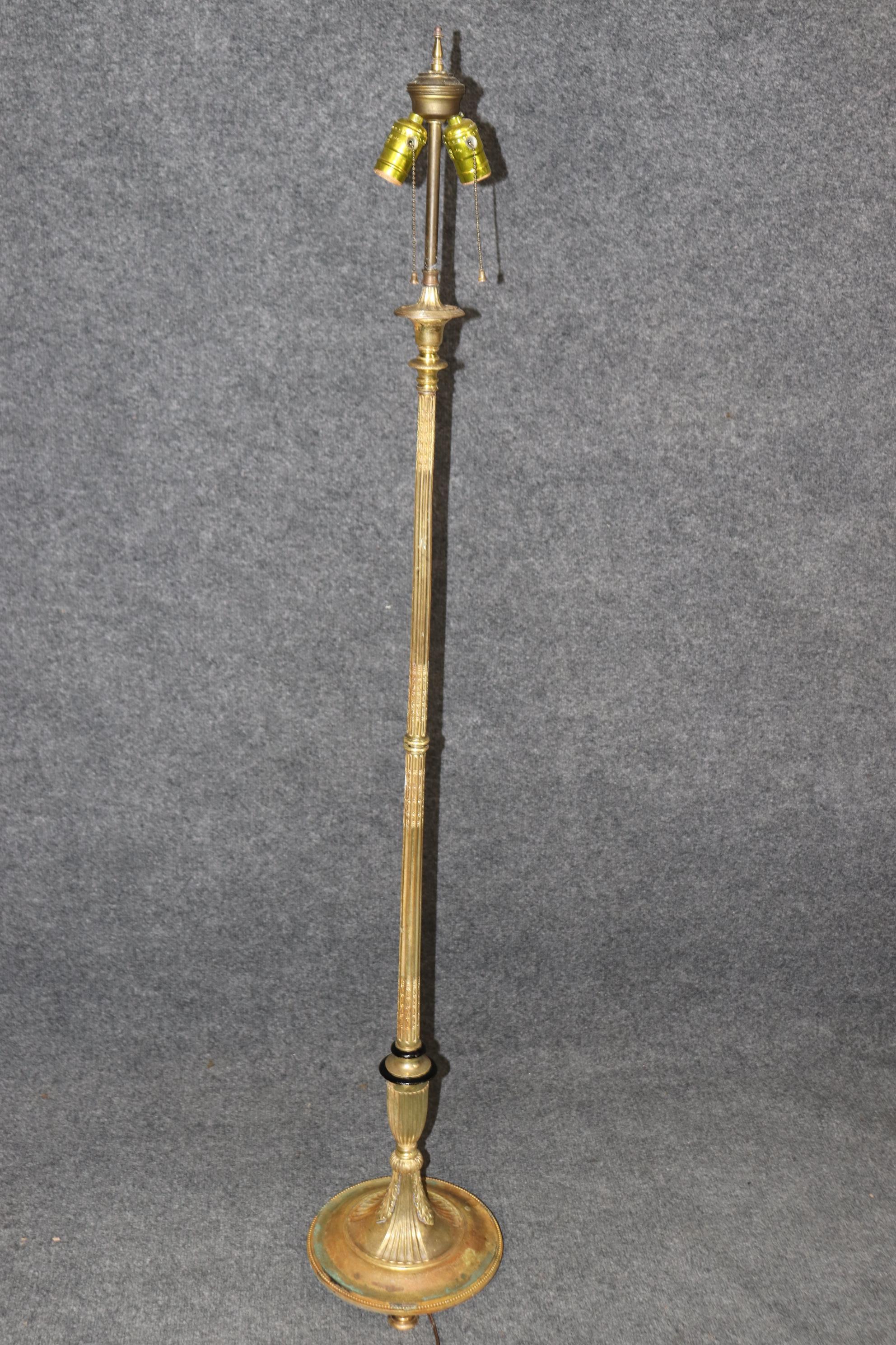Moulage Lampadaire français ancien de style Louis XVI en métal doré attribué à Caldwell en vente