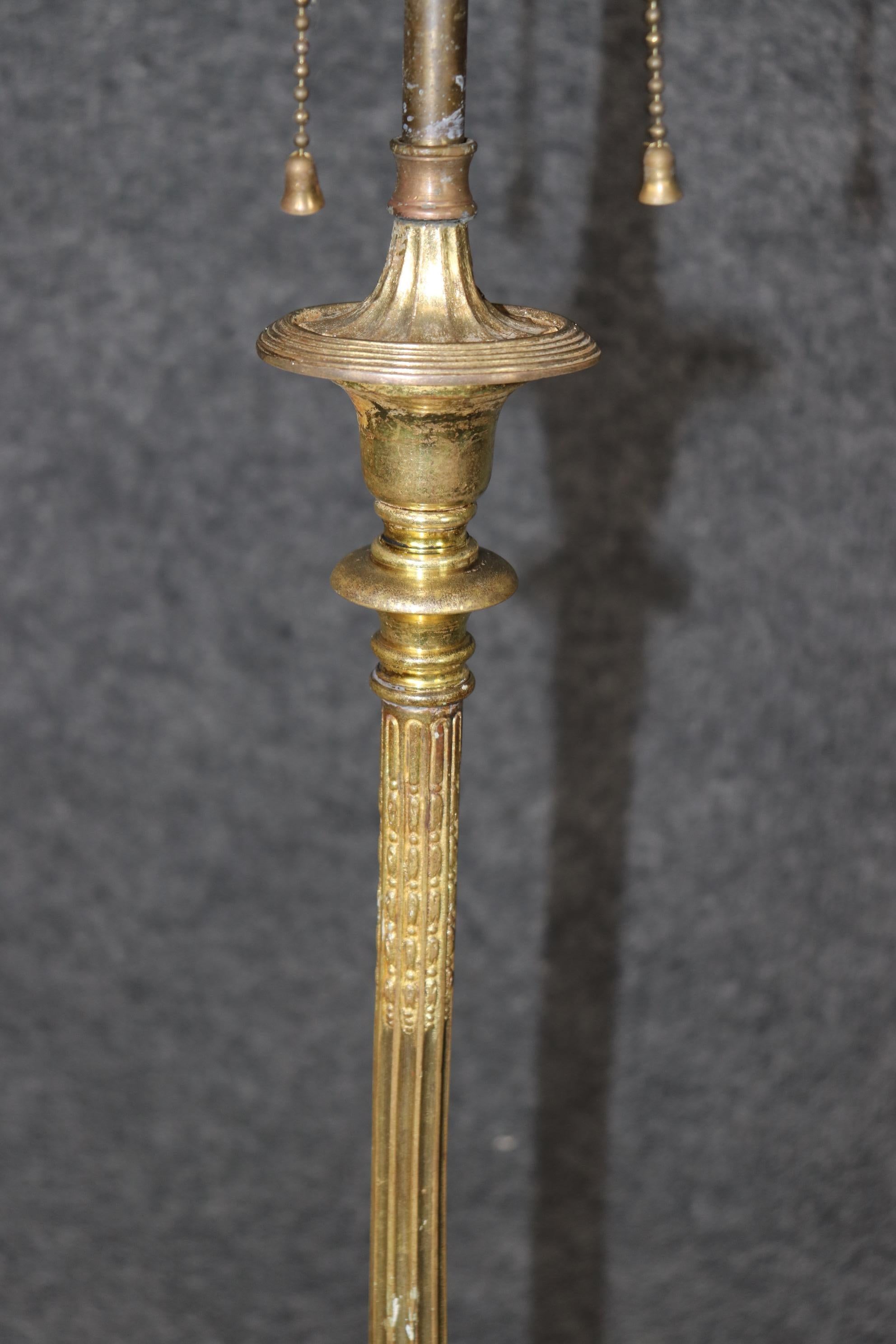 Lampadaire français ancien de style Louis XVI en métal doré attribué à Caldwell Bon état - En vente à Swedesboro, NJ