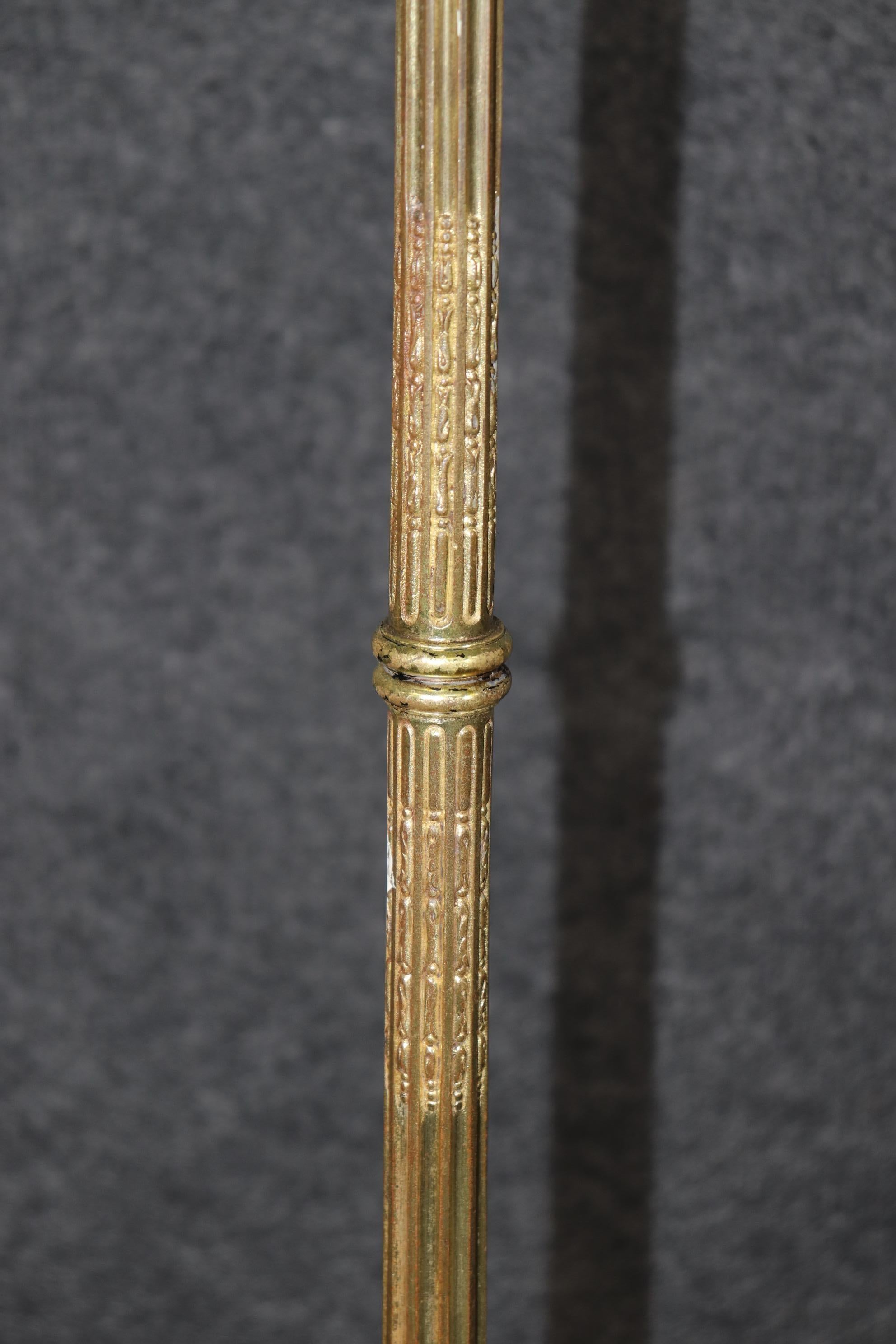 20ième siècle Lampadaire français ancien de style Louis XVI en métal doré attribué à Caldwell en vente