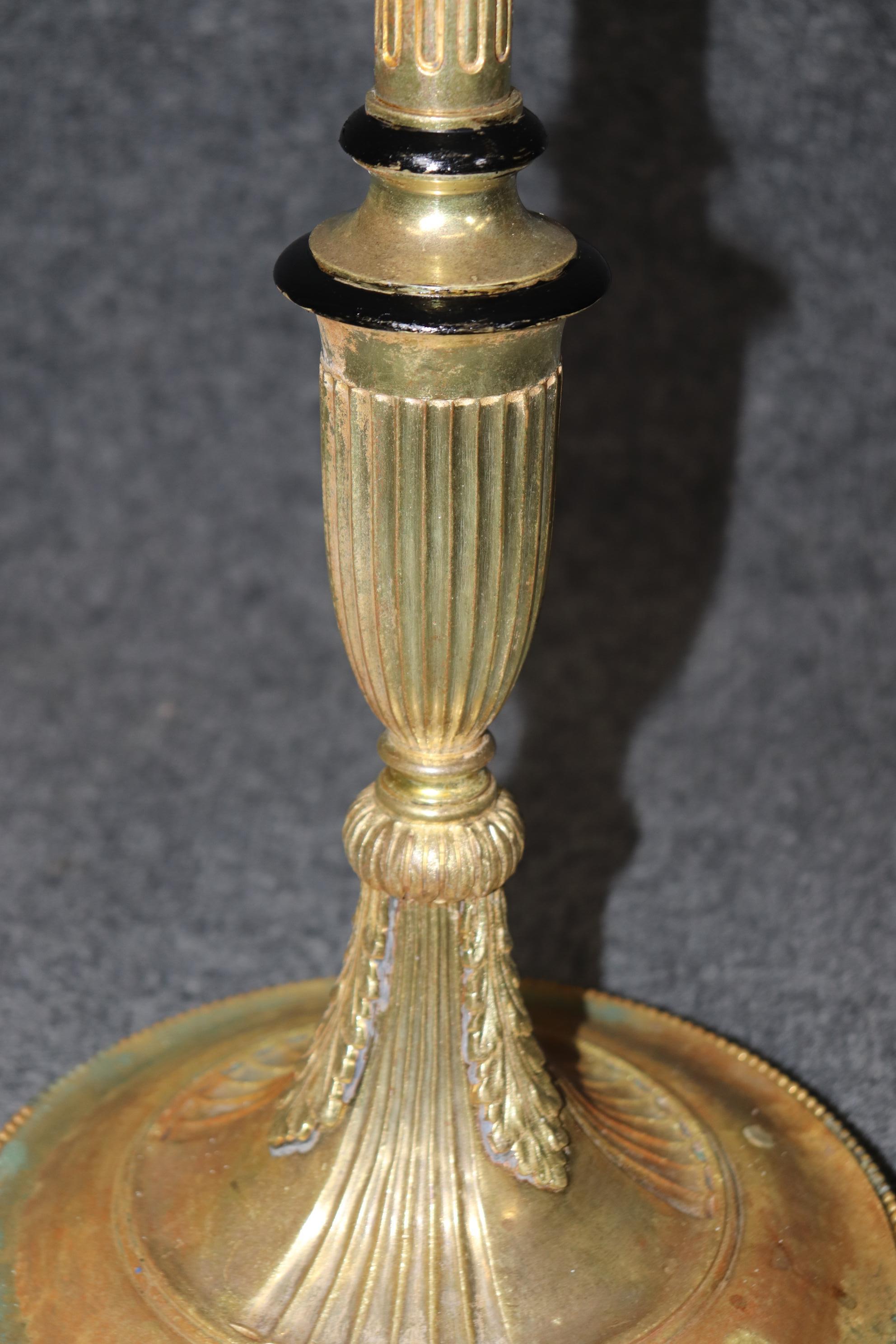 Métal Lampadaire français ancien de style Louis XVI en métal doré attribué à Caldwell en vente