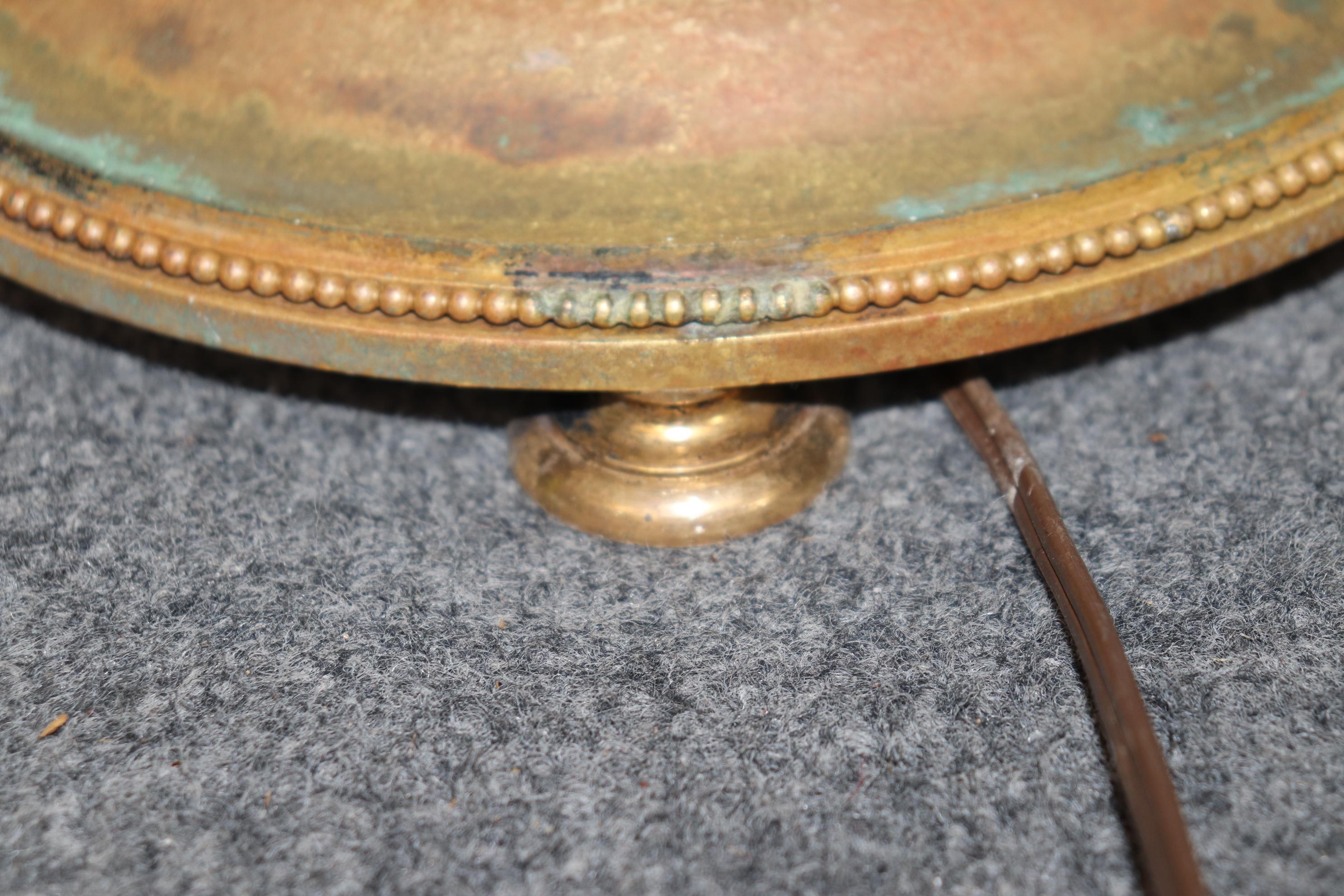 Lampadaire français ancien de style Louis XVI en métal doré attribué à Caldwell en vente 2