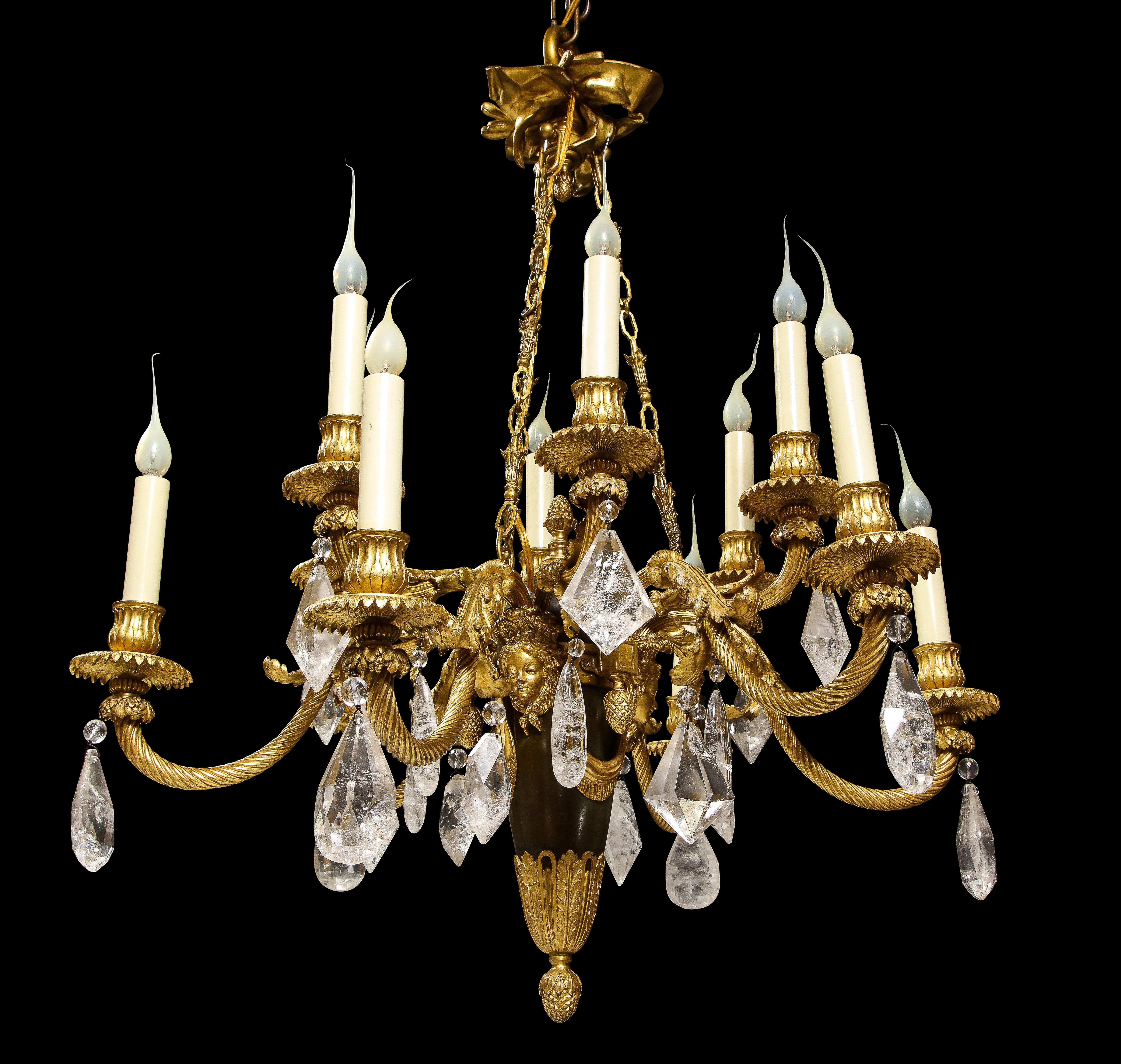 Français Lustre ancien en cristal de roche de style Louis XVI en bronze patiné et doré en vente