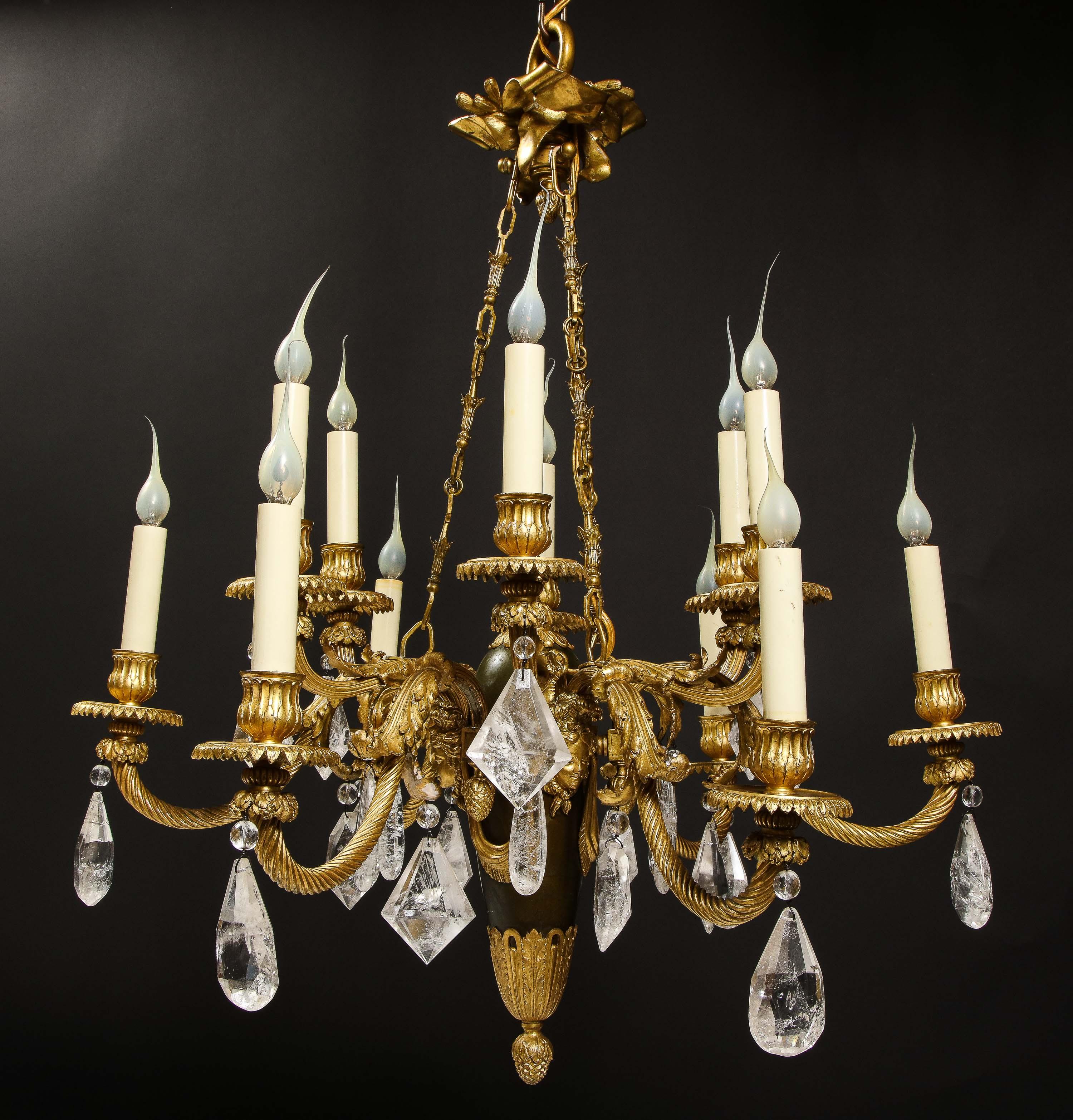 Sculpté à la main Lustre ancien en cristal de roche de style Louis XVI en bronze patiné et doré en vente