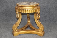 Pedestal francés antiguo de estilo Luis XVI, de madera dorada y tapa de mármol, obra de François Linke