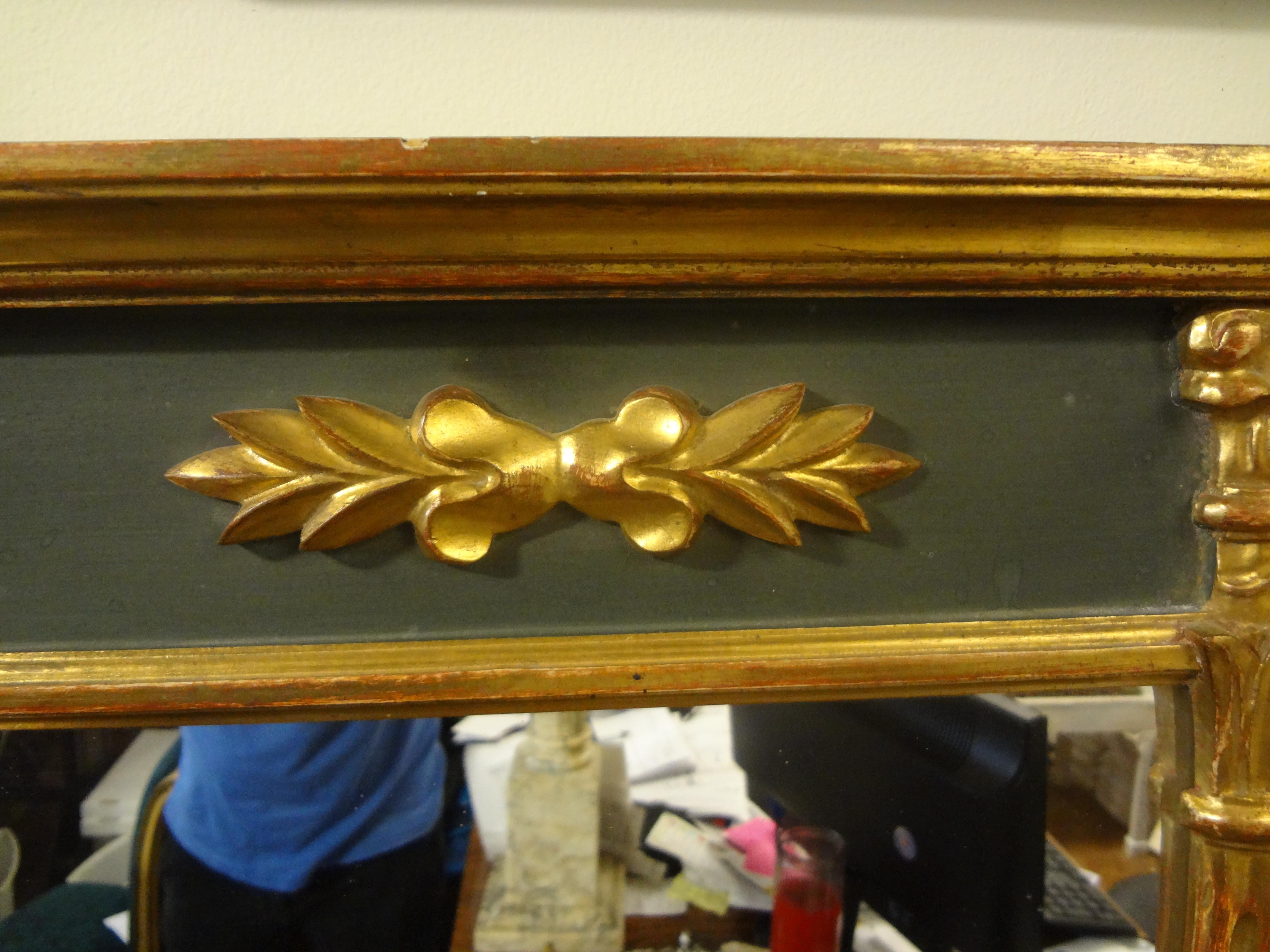 Français Miroir français ancien en bois doré de style Louis XVI en vente
