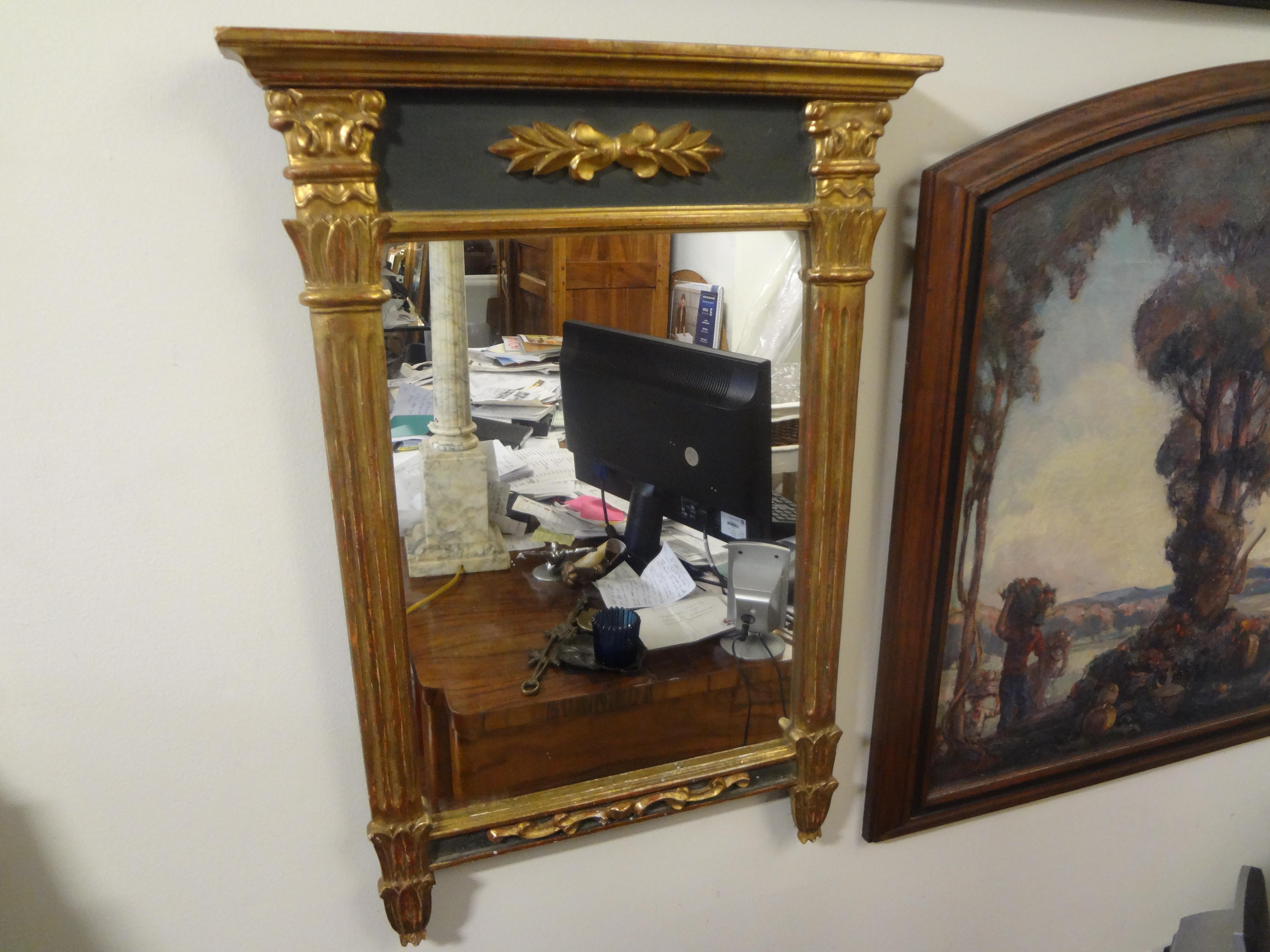 Miroir français ancien en bois doré de style Louis XVI en vente 2