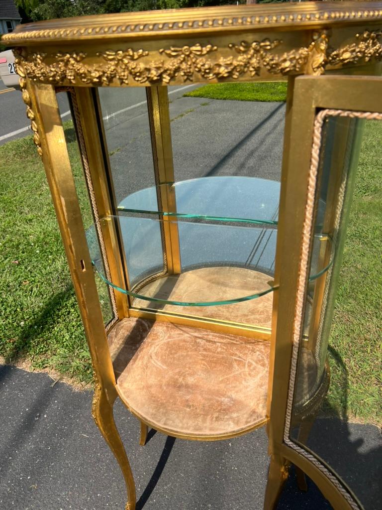 Vitrine ancienne en bois doré de style Louis XVI par Geo. C. Flint Co. NY. en vente 5