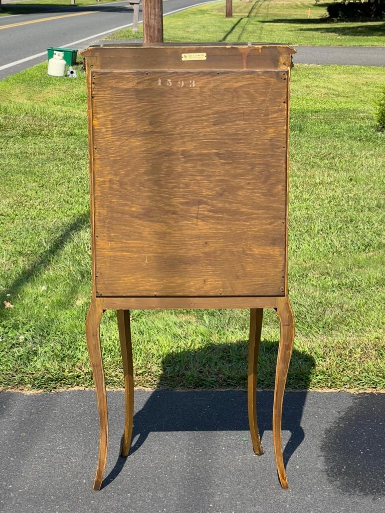 Vitrine ancienne en bois doré de style Louis XVI par Geo. C. Flint Co. NY. en vente 6