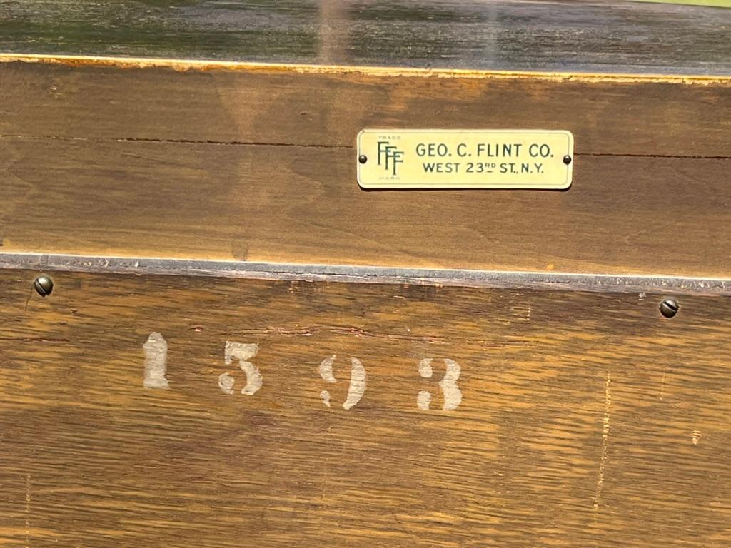 Vitrine ancienne en bois doré de style Louis XVI par Geo. C. Flint Co. NY. en vente 7