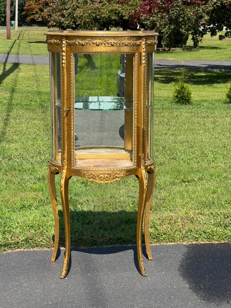 Américain Vitrine ancienne en bois doré de style Louis XVI par Geo. C. Flint Co. NY. en vente