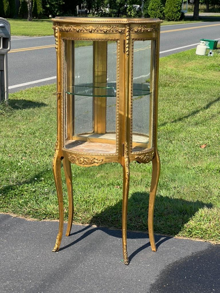 Doré Vitrine ancienne en bois doré de style Louis XVI par Geo. C. Flint Co. NY. en vente