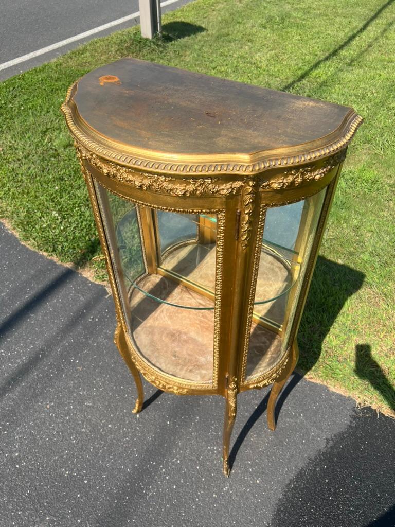 Vitrine ancienne en bois doré de style Louis XVI par Geo. C. Flint Co. NY. Bon état - En vente à Westfield, MA