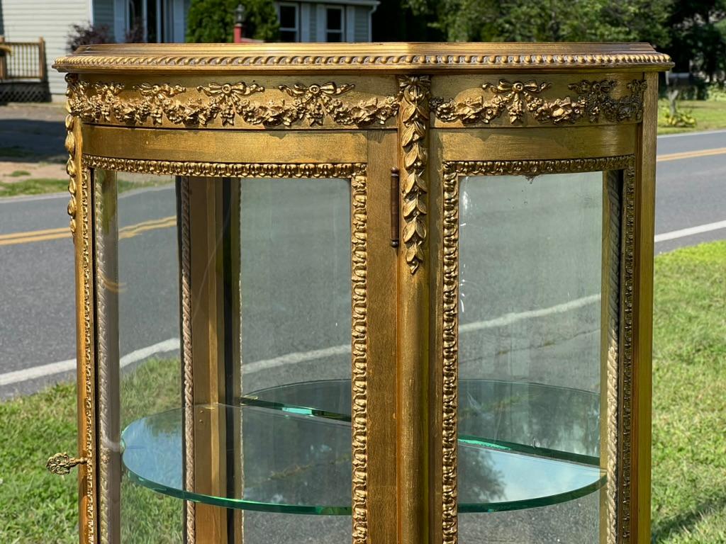 20ième siècle Vitrine ancienne en bois doré de style Louis XVI par Geo. C. Flint Co. NY. en vente