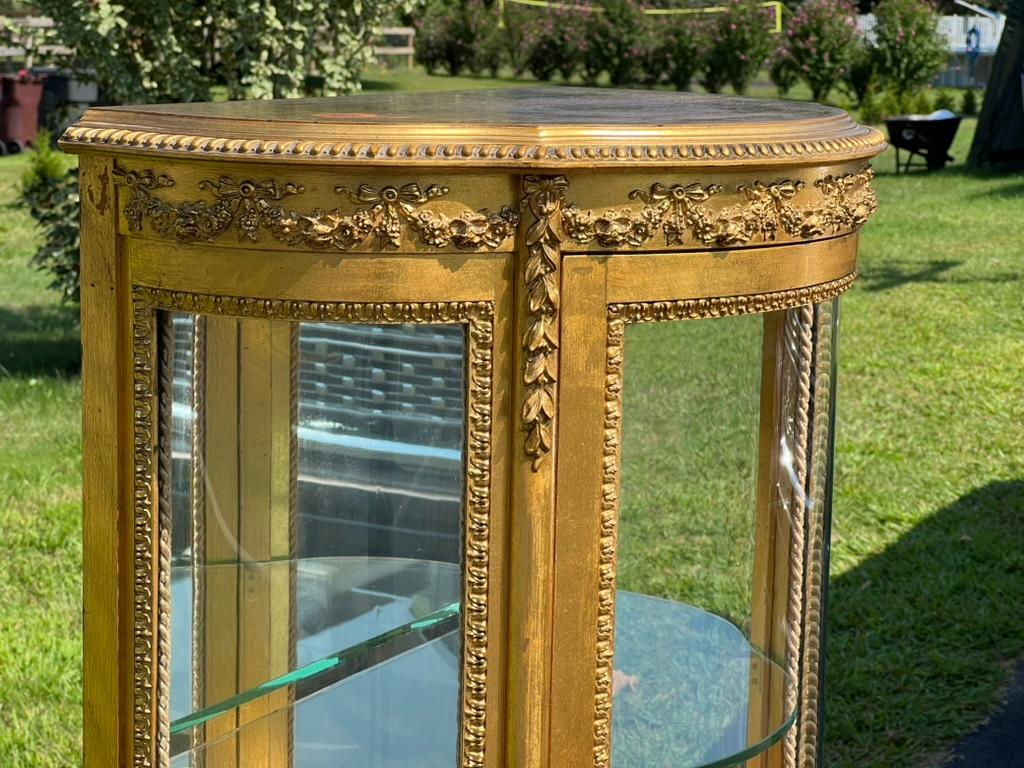 Vitrine ancienne en bois doré de style Louis XVI par Geo. C. Flint Co. NY. en vente 1