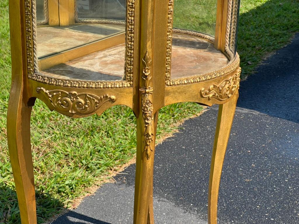 Vitrine ancienne en bois doré de style Louis XVI par Geo. C. Flint Co. NY. en vente 2