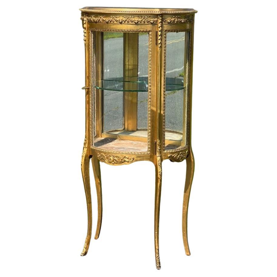 Vitrine ancienne en bois doré de style Louis XVI par Geo. C. Flint Co. NY. en vente