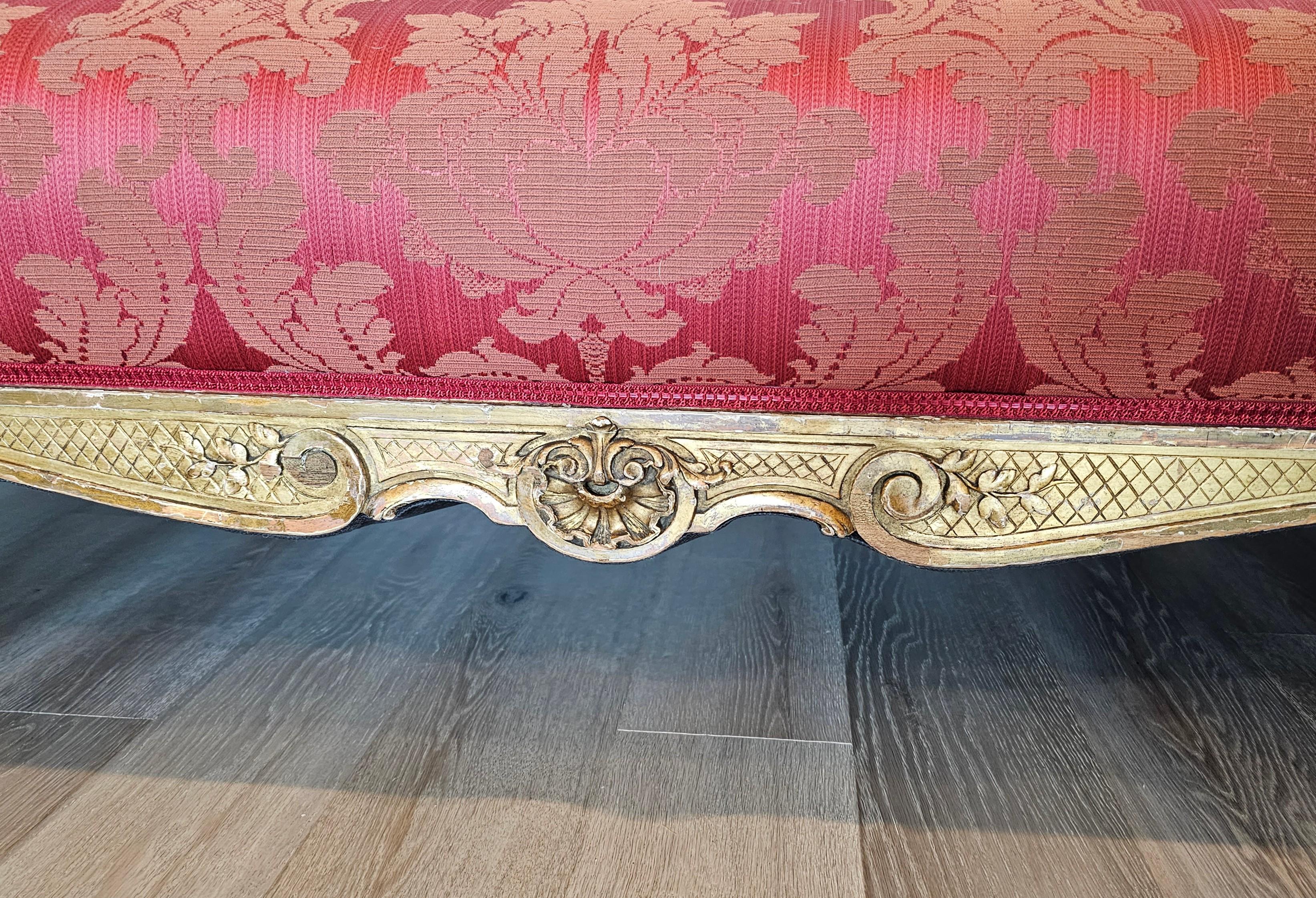 Ensemble canapé long en bois doré et damassé, style Upholstering, de style Louis XVI en vente 3