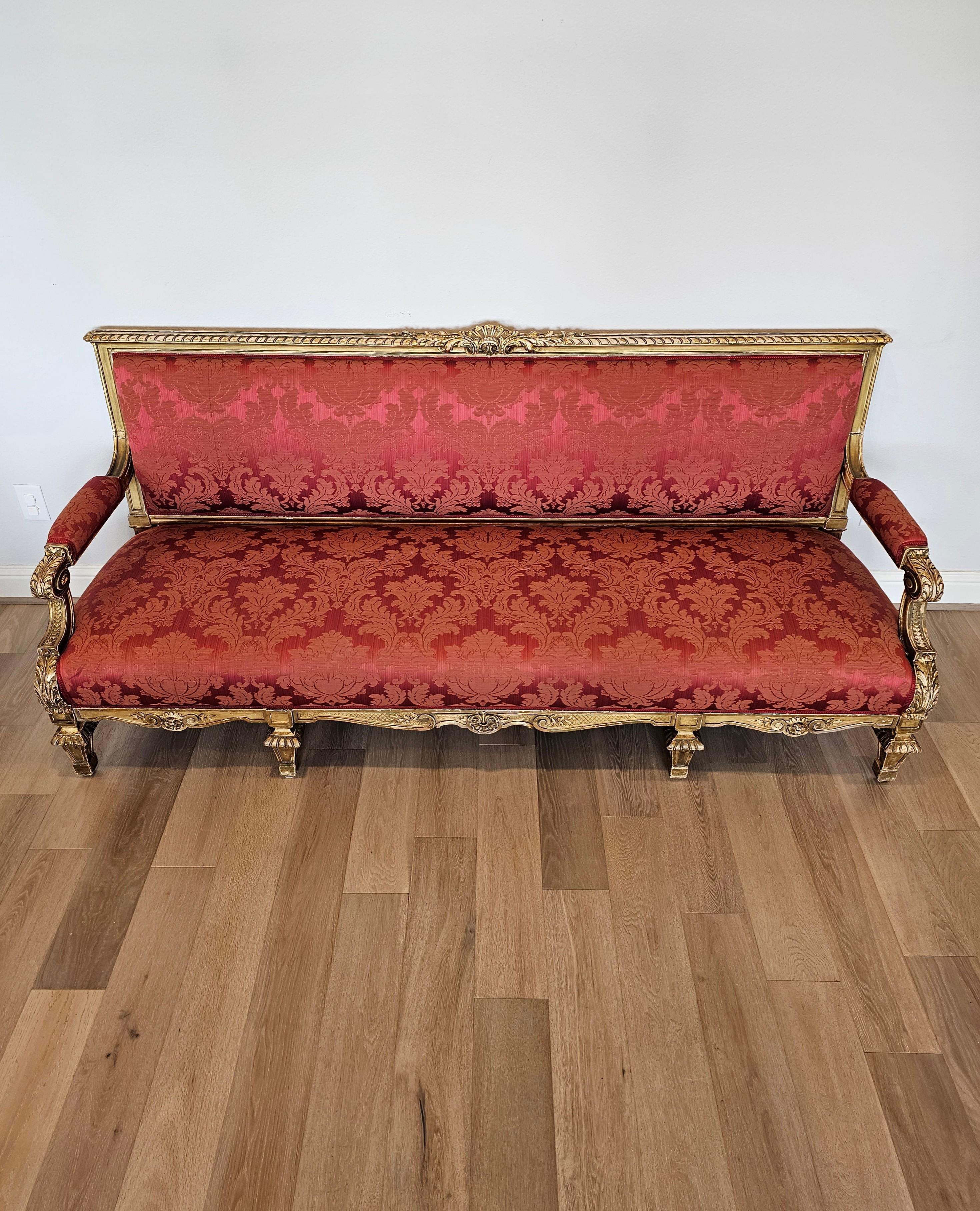 Ensemble canapé long en bois doré et damassé, style Upholstering, de style Louis XVI en vente 5