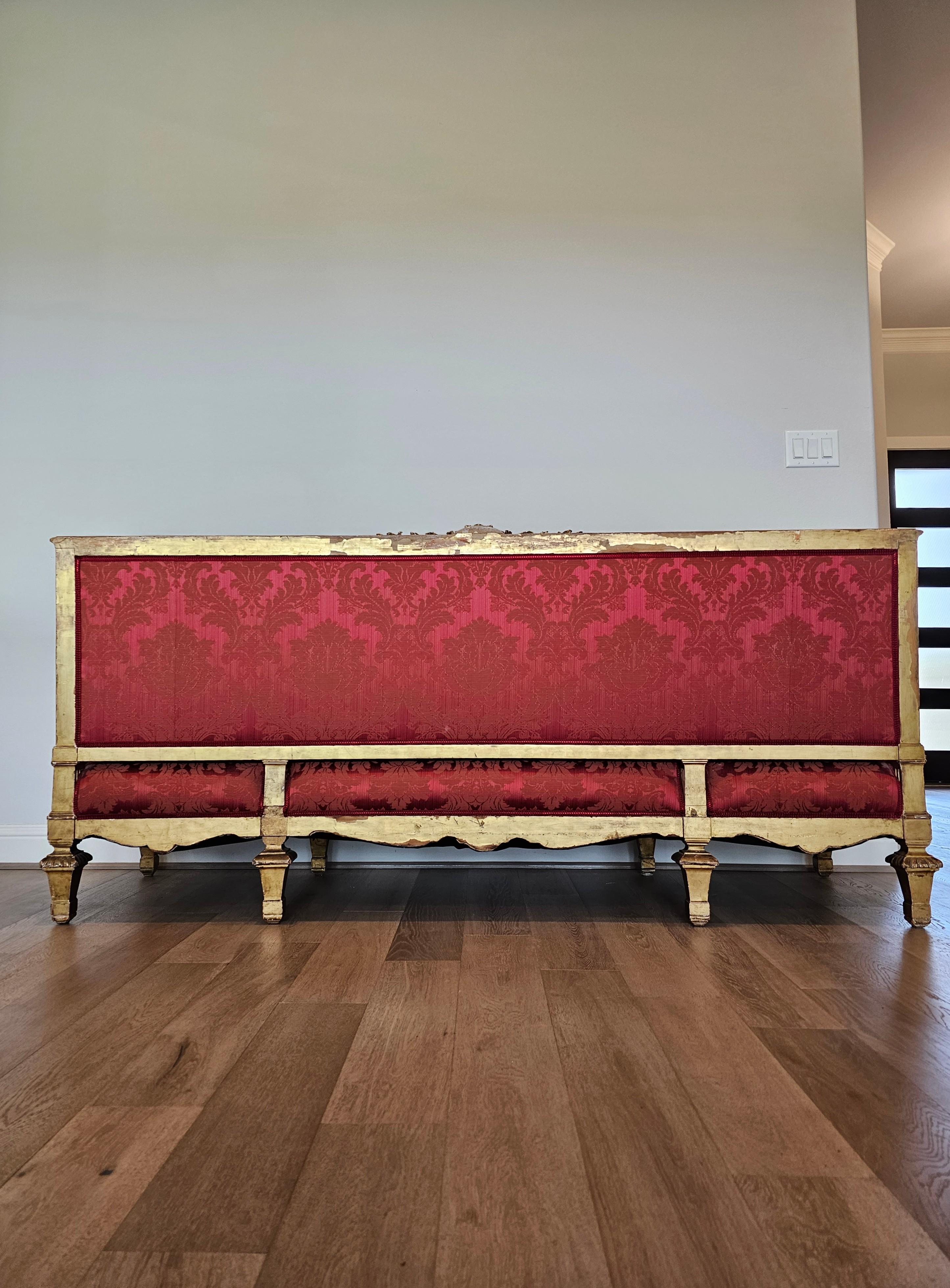 Ensemble canapé long en bois doré et damassé, style Upholstering, de style Louis XVI en vente 8