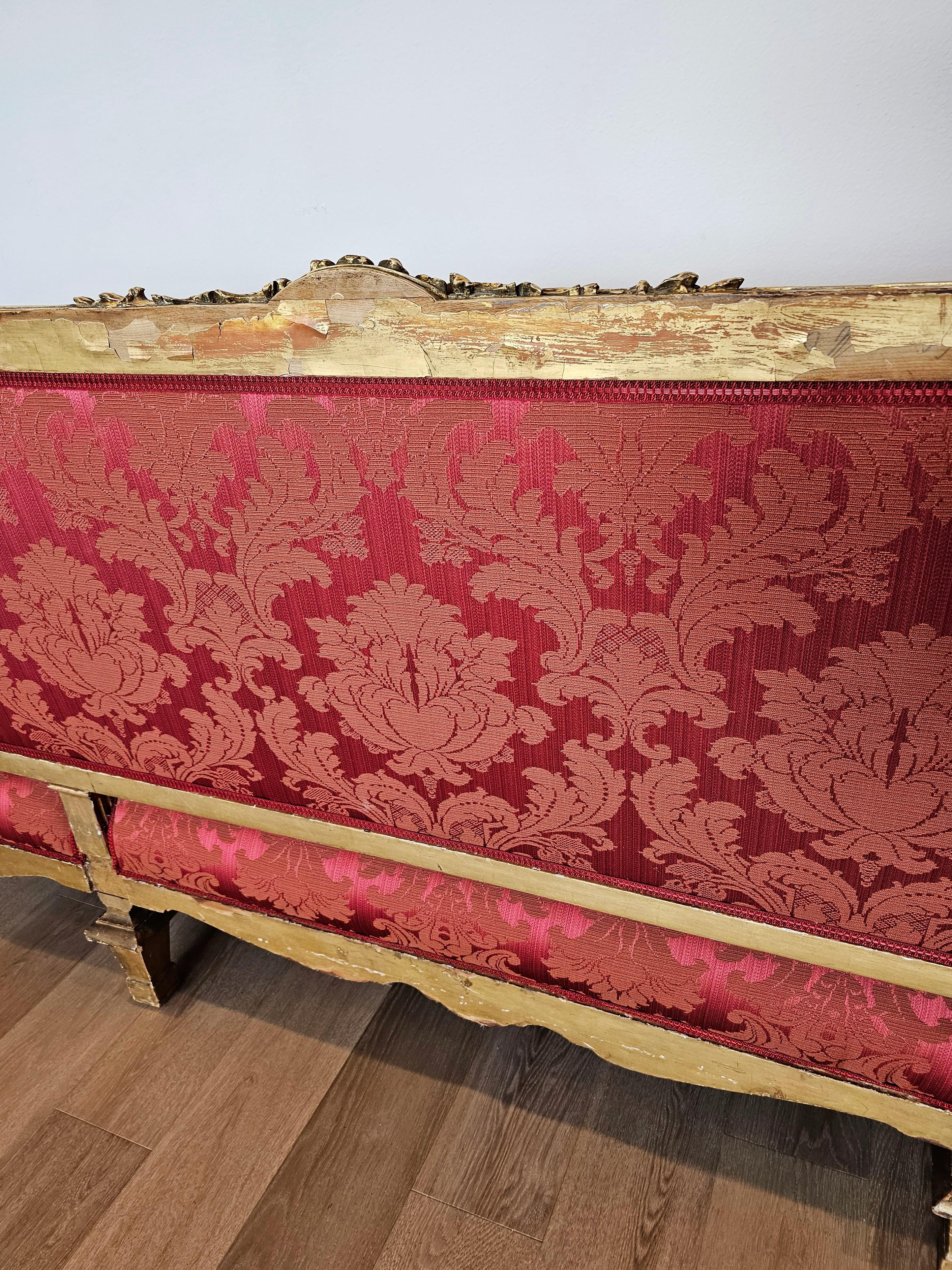 Antikes französisches Louis XVI Style Giltwood Damast gepolstertes langes Sofa Set im Angebot 8