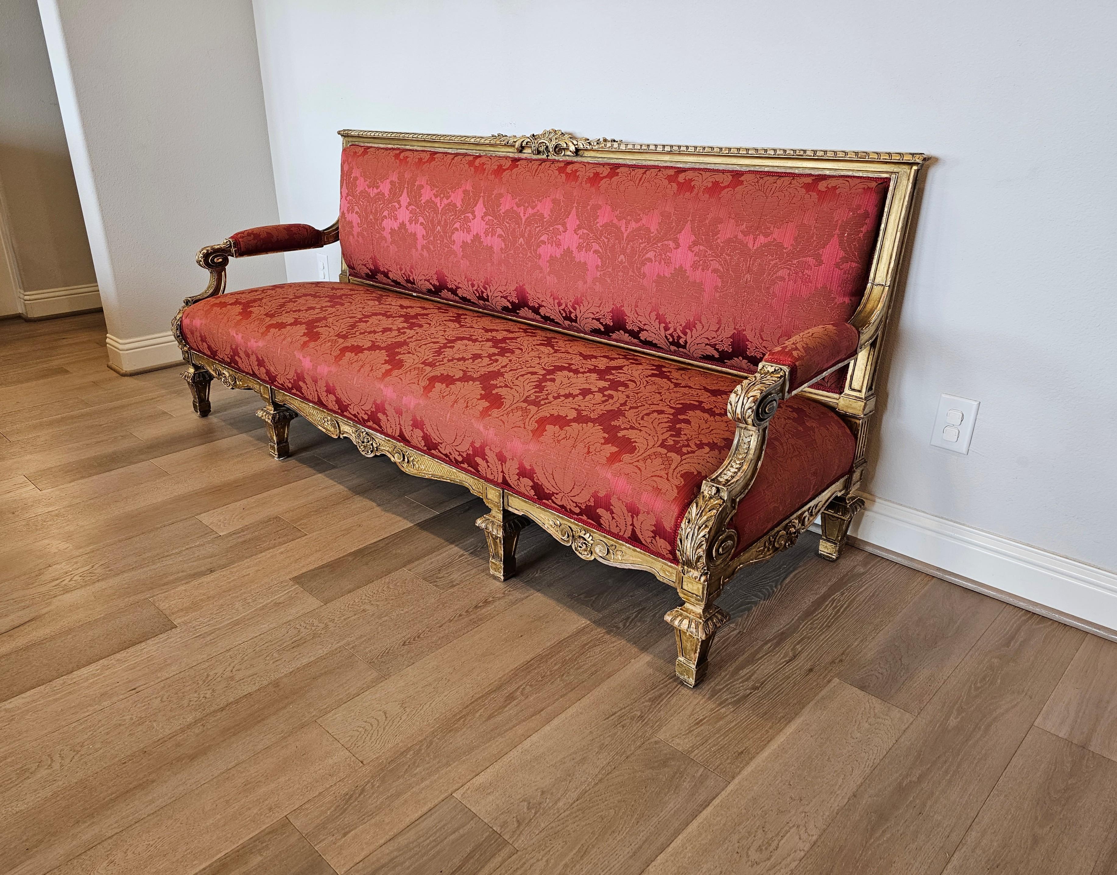 Sculpté à la main Ensemble canapé long en bois doré et damassé, style Upholstering, de style Louis XVI en vente