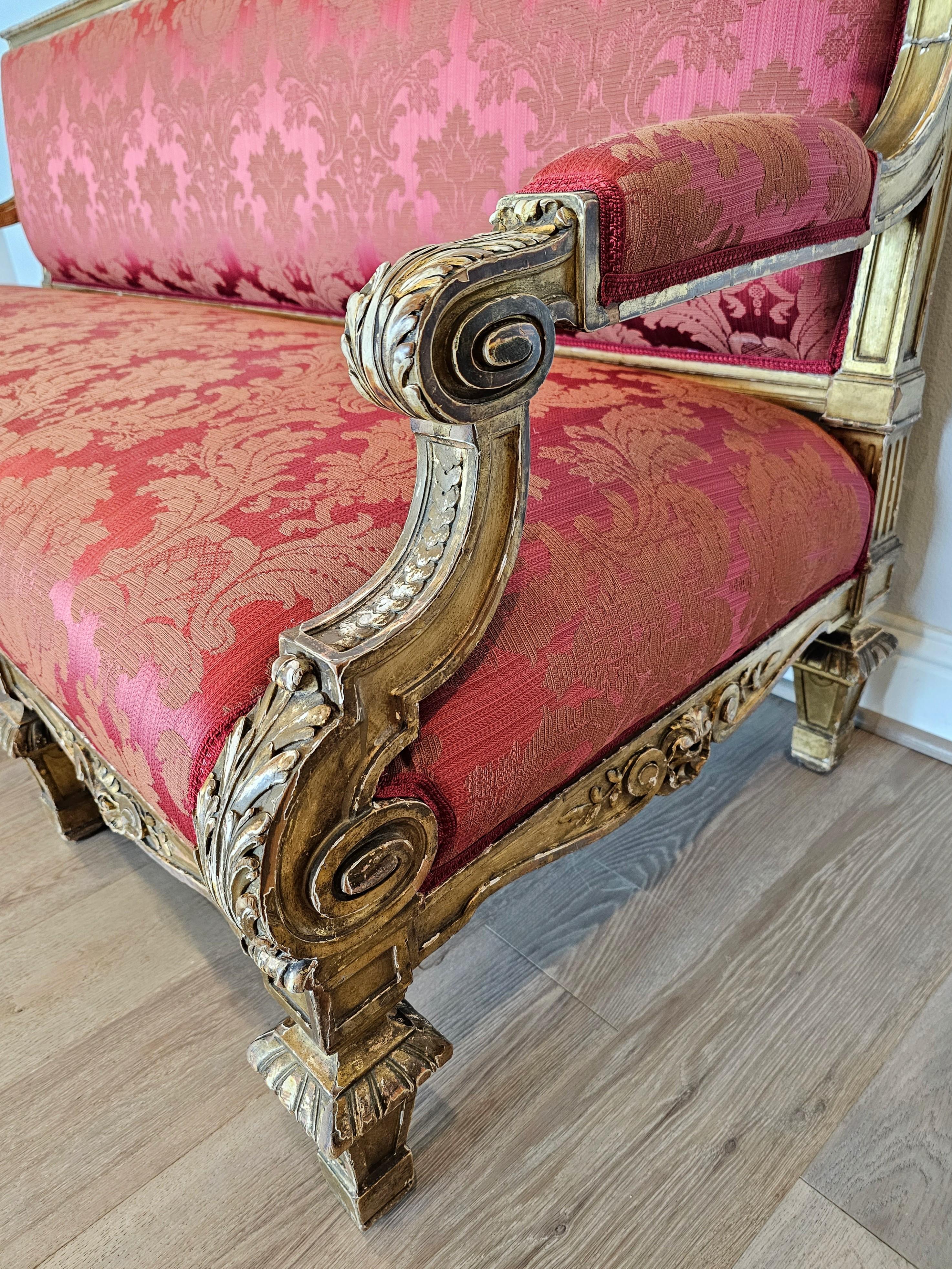 Antikes französisches Louis XVI Style Giltwood Damast gepolstertes langes Sofa Set (20. Jahrhundert) im Angebot