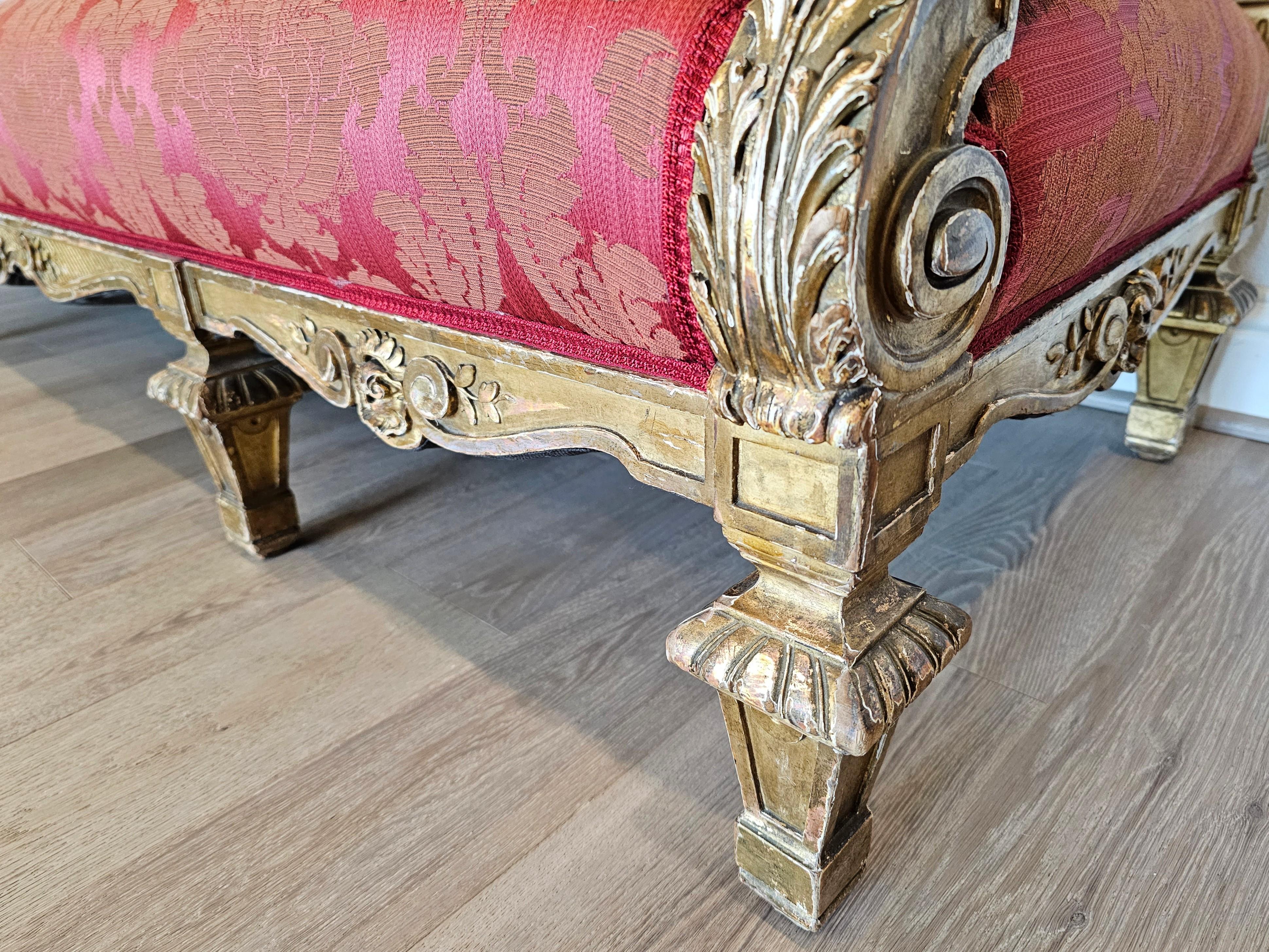 Ensemble canapé long en bois doré et damassé, style Upholstering, de style Louis XVI en vente 1