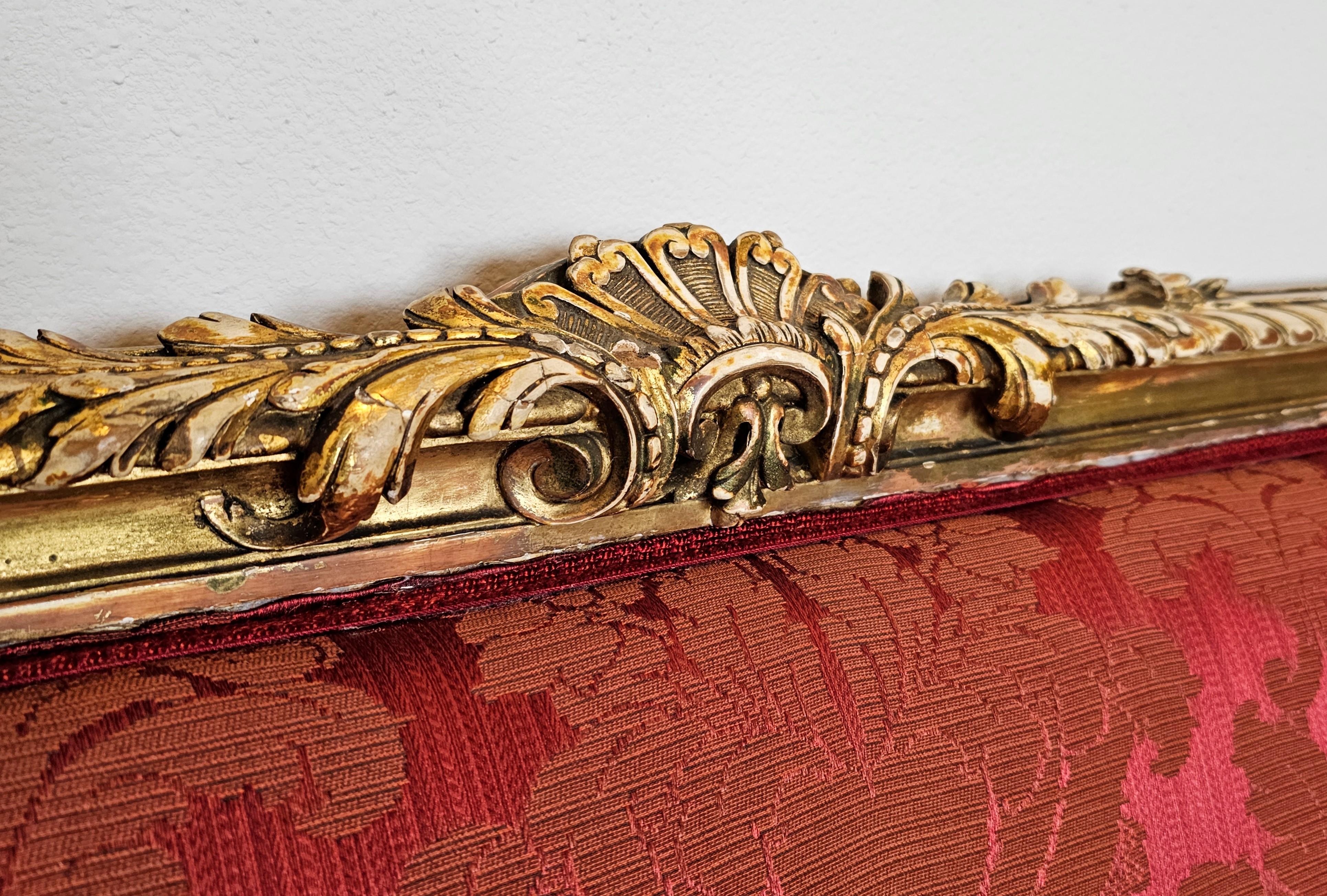 Ensemble canapé long en bois doré et damassé, style Upholstering, de style Louis XVI en vente 2
