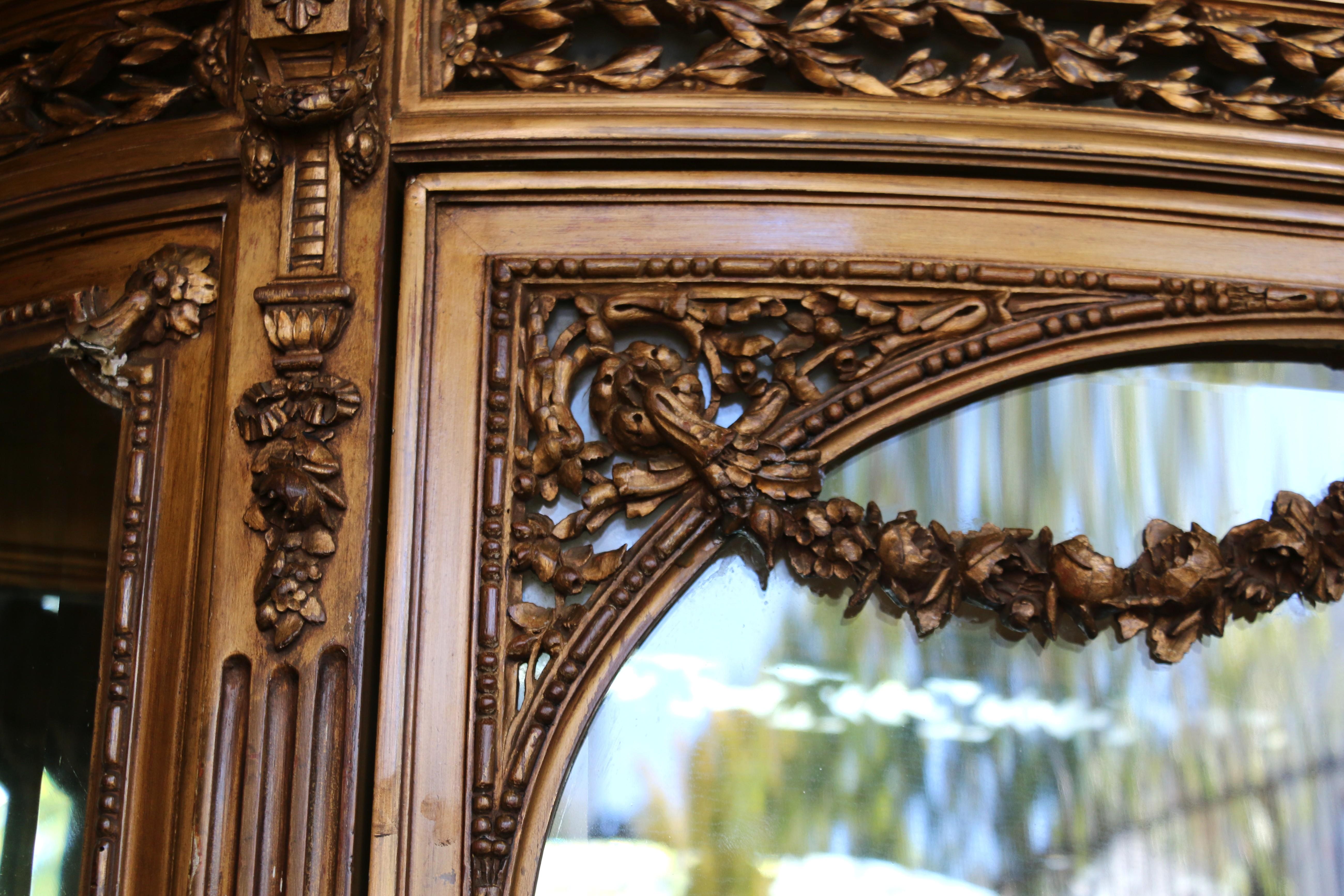 Antique French Louis XVI-Style Giltwood Vitrine With Marble Top, Early 20th Cent en venta 4