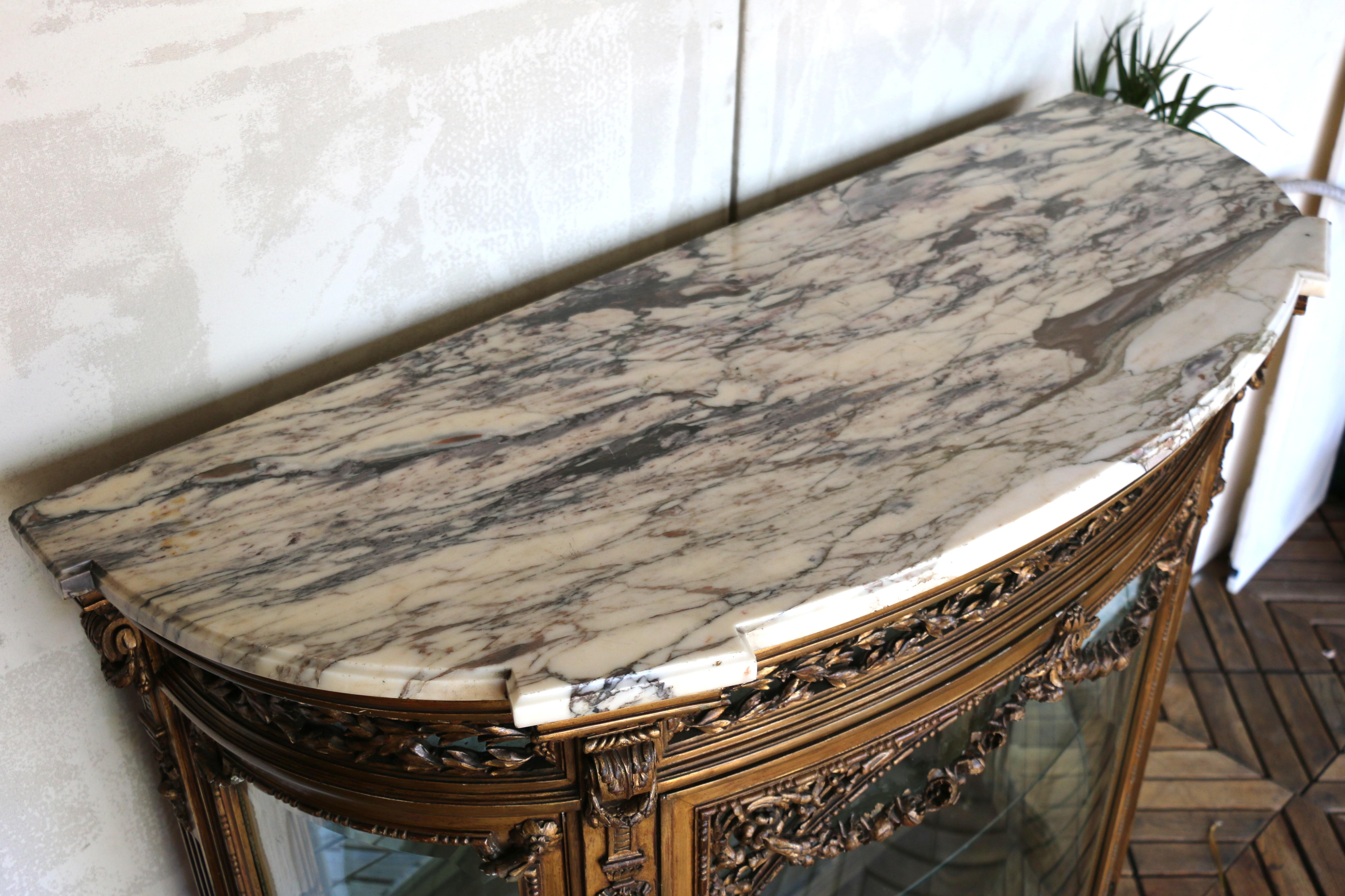 Antique French Louis XVI-Style Giltwood Vitrine With Marble Top, Early 20th Cent en venta 7