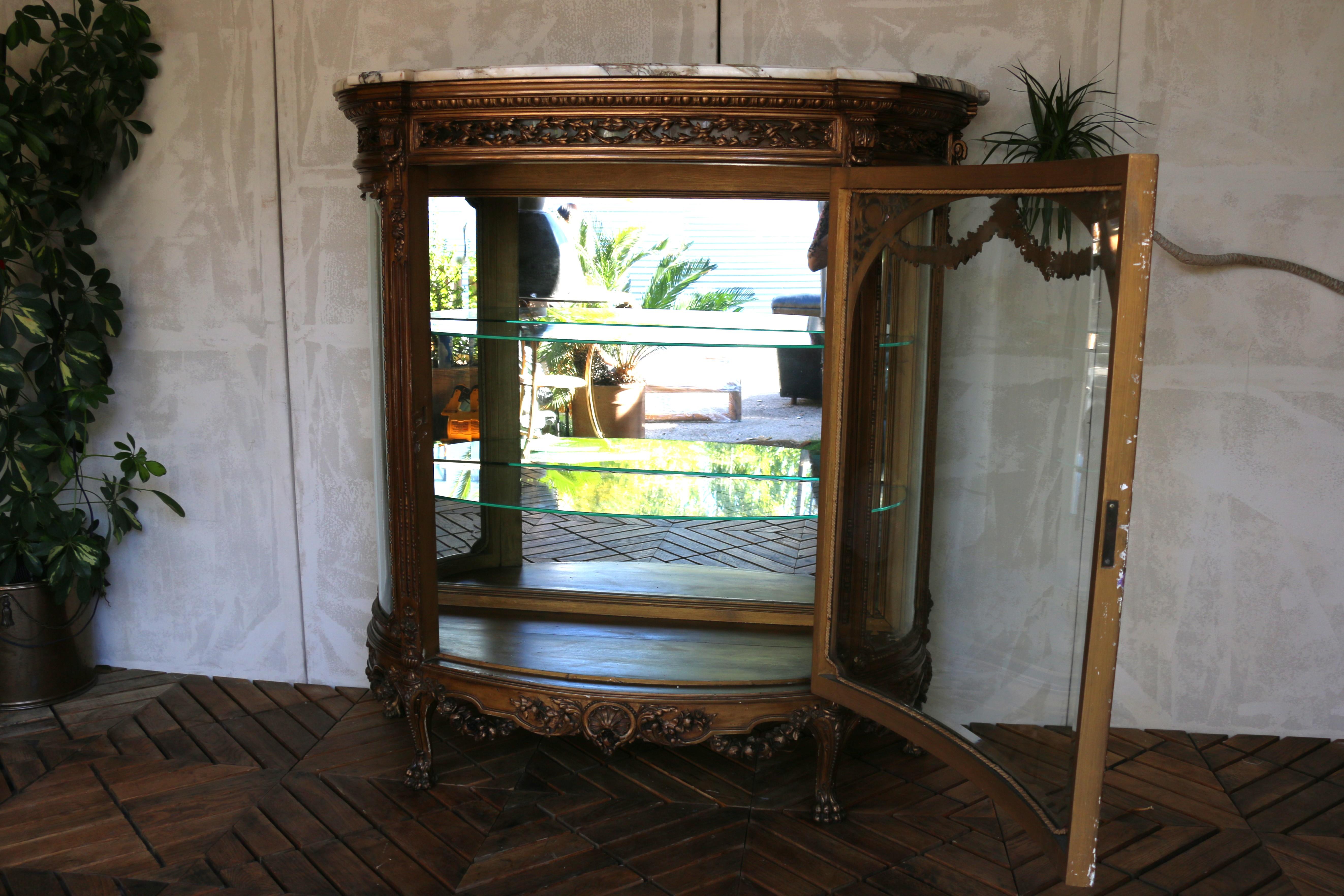 Antique French Louis XVI-Style Giltwood Vitrine With Marble Top, Early 20th Cent en venta 10