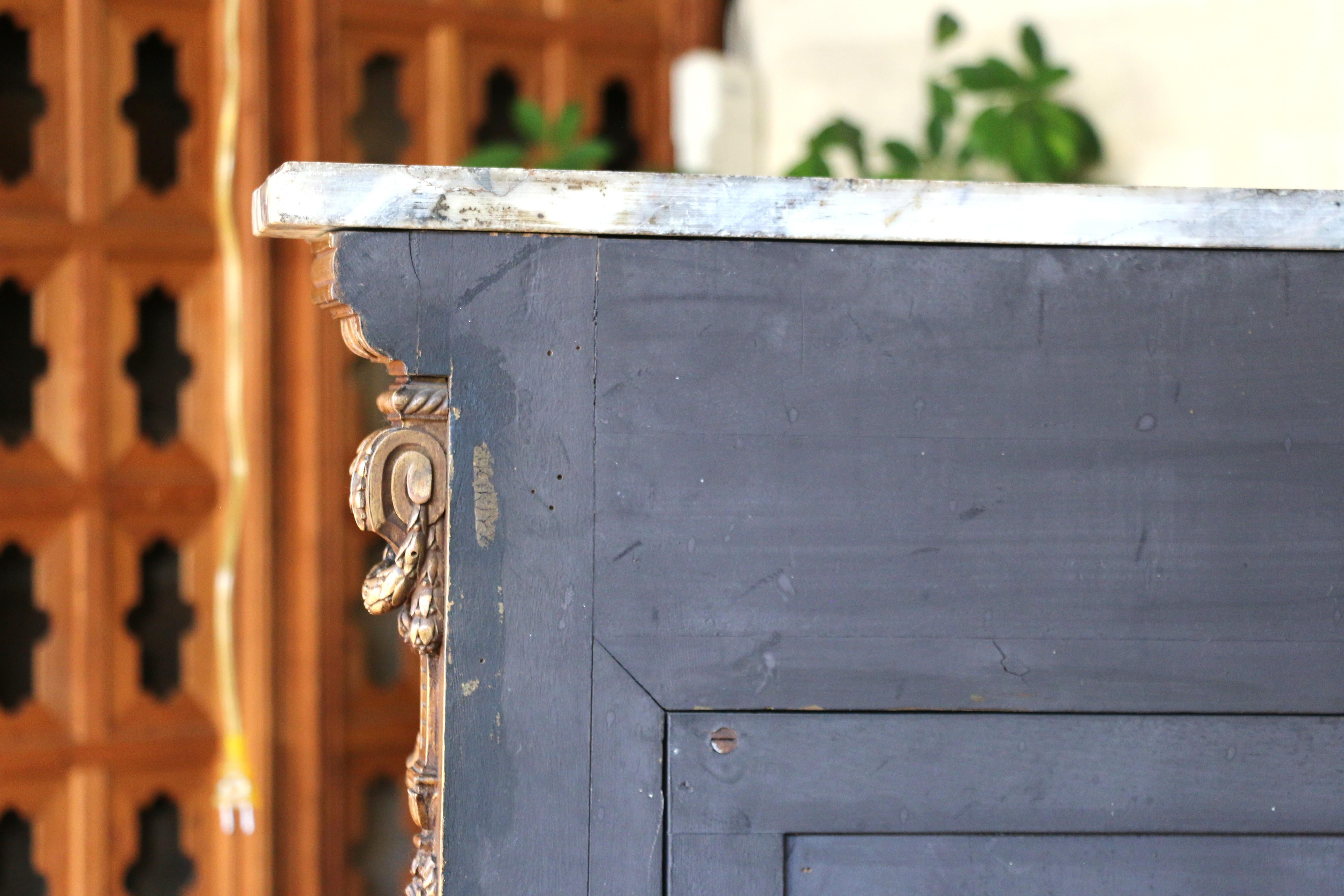 Antique French Louis XVI-Style Giltwood Vitrine With Marble Top, Early 20th Cent en venta 13