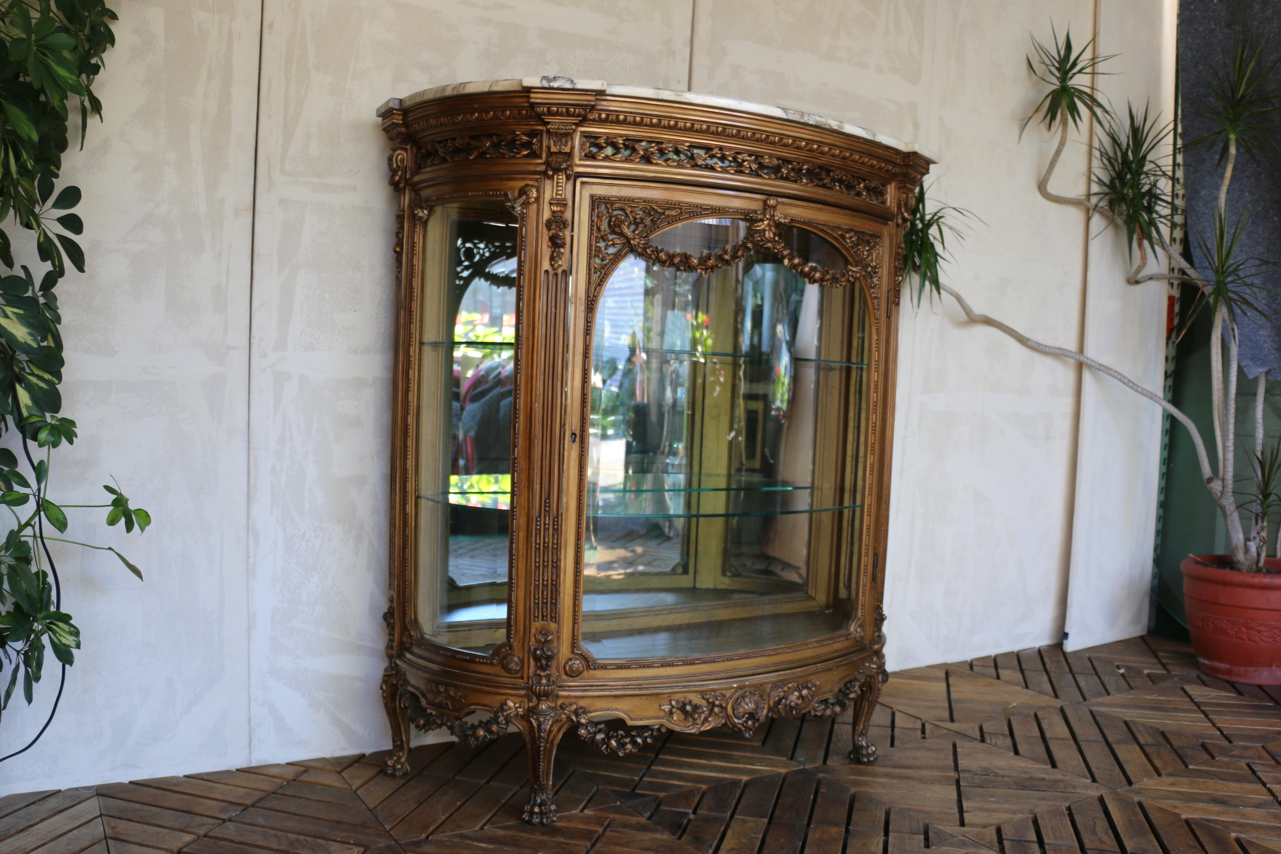 Antique French Louis XVI-Style Giltwood Vitrine With Marble Top, Early 20th Cent Luis XVI en venta