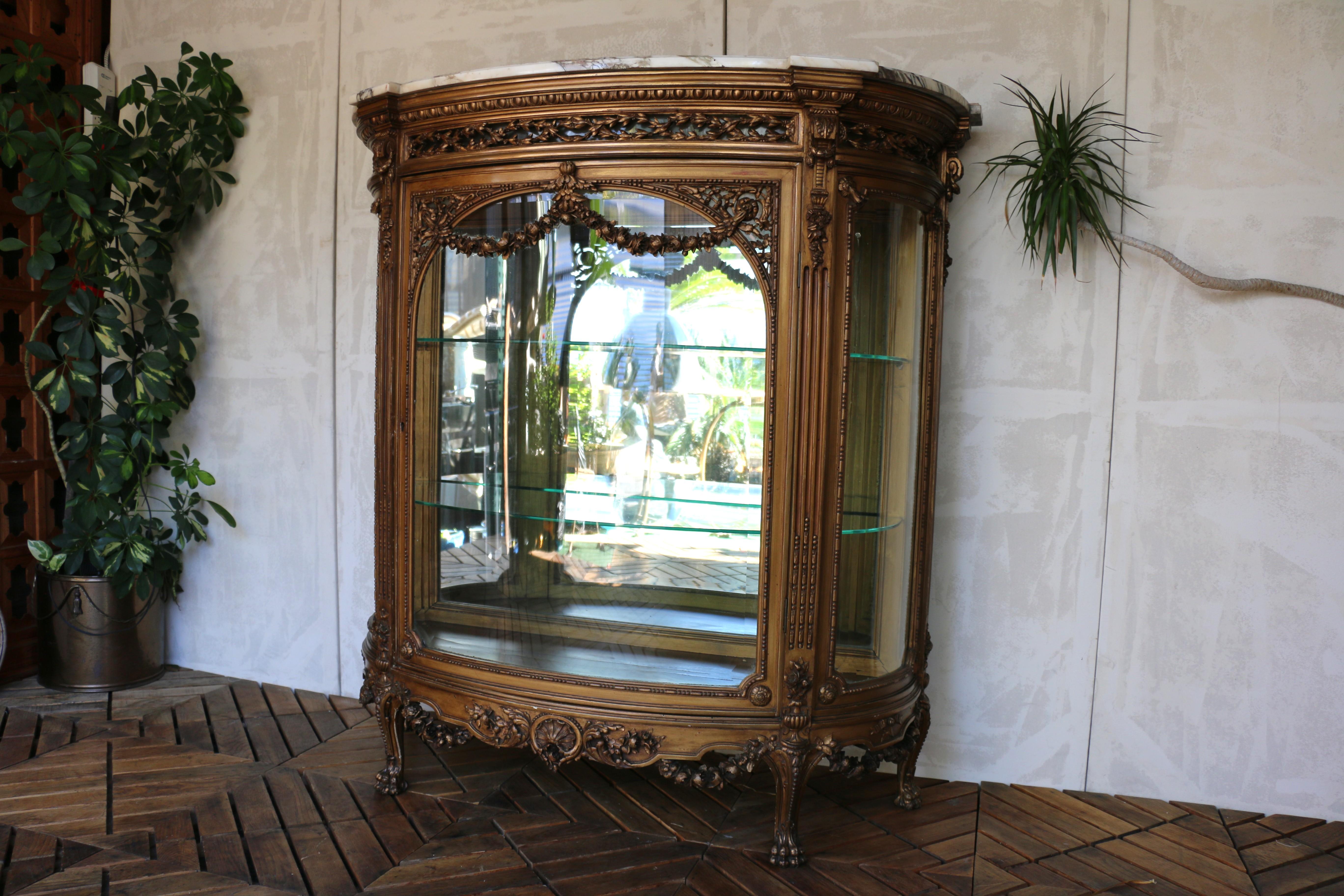 Antique French Louis XVI-Style Giltwood Vitrine With Marble Top, Early 20th Cent en Bueno estado para la venta en North Hollywood, CA