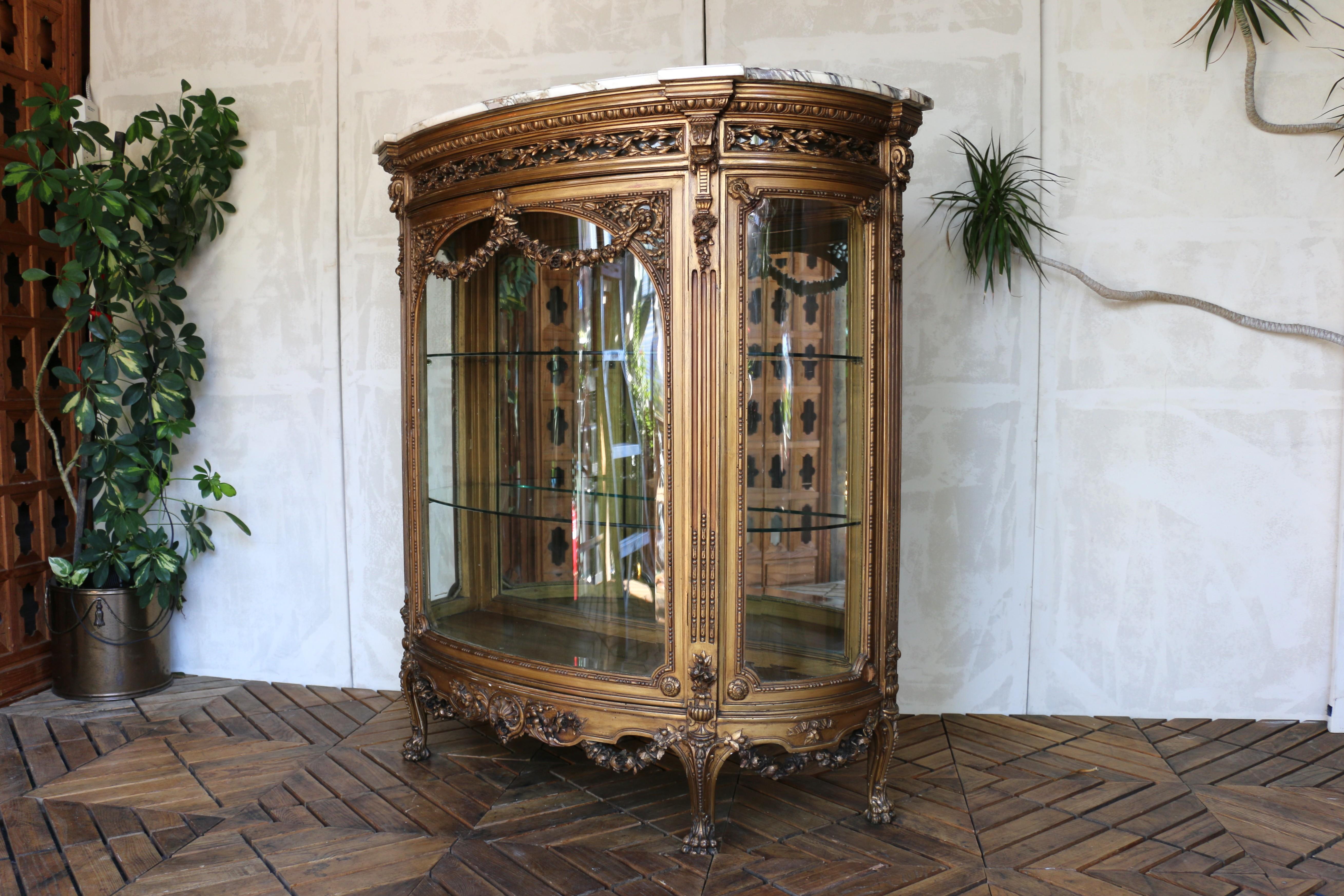 Antique French Louis XVI-Style Giltwood Vitrine With Marble Top, Early 20th Cent siglo XX en venta