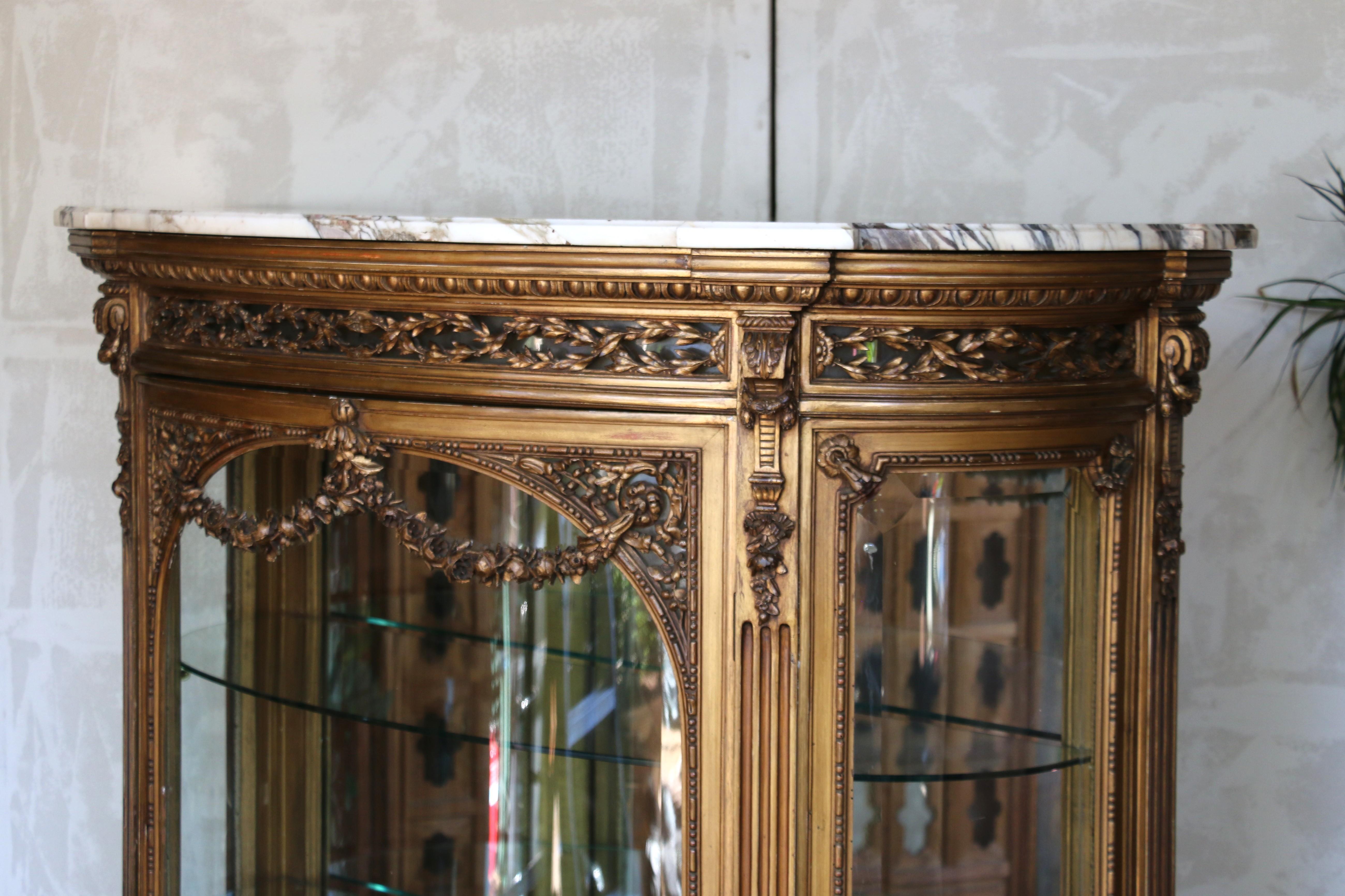 Antique French Louis XVI-Style Giltwood Vitrine With Marble Top, Early 20th Cent Vidrio en venta