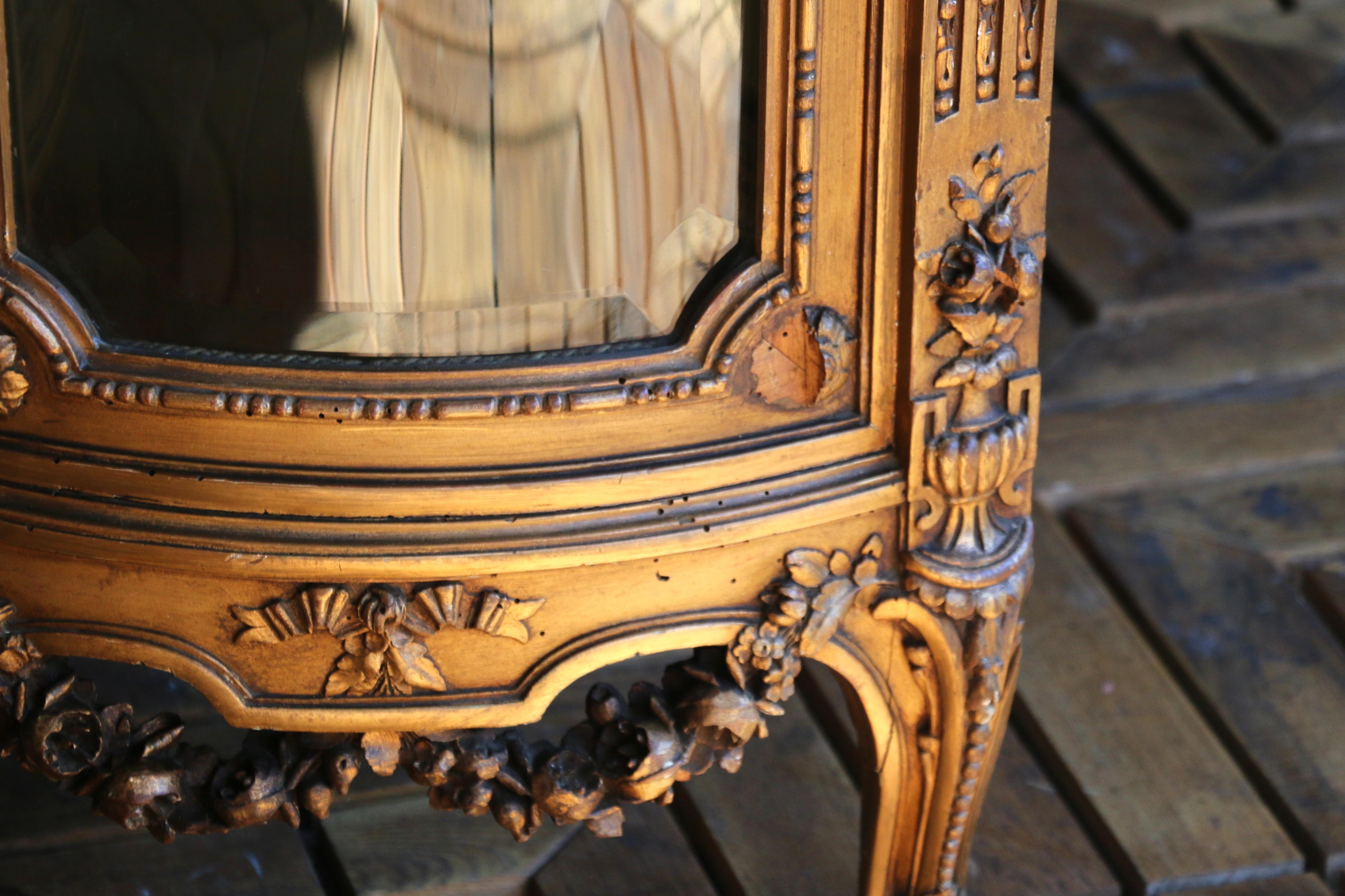 Antique French Louis XVI-Style Giltwood Vitrine With Marble Top, Early 20th Cent en venta 1