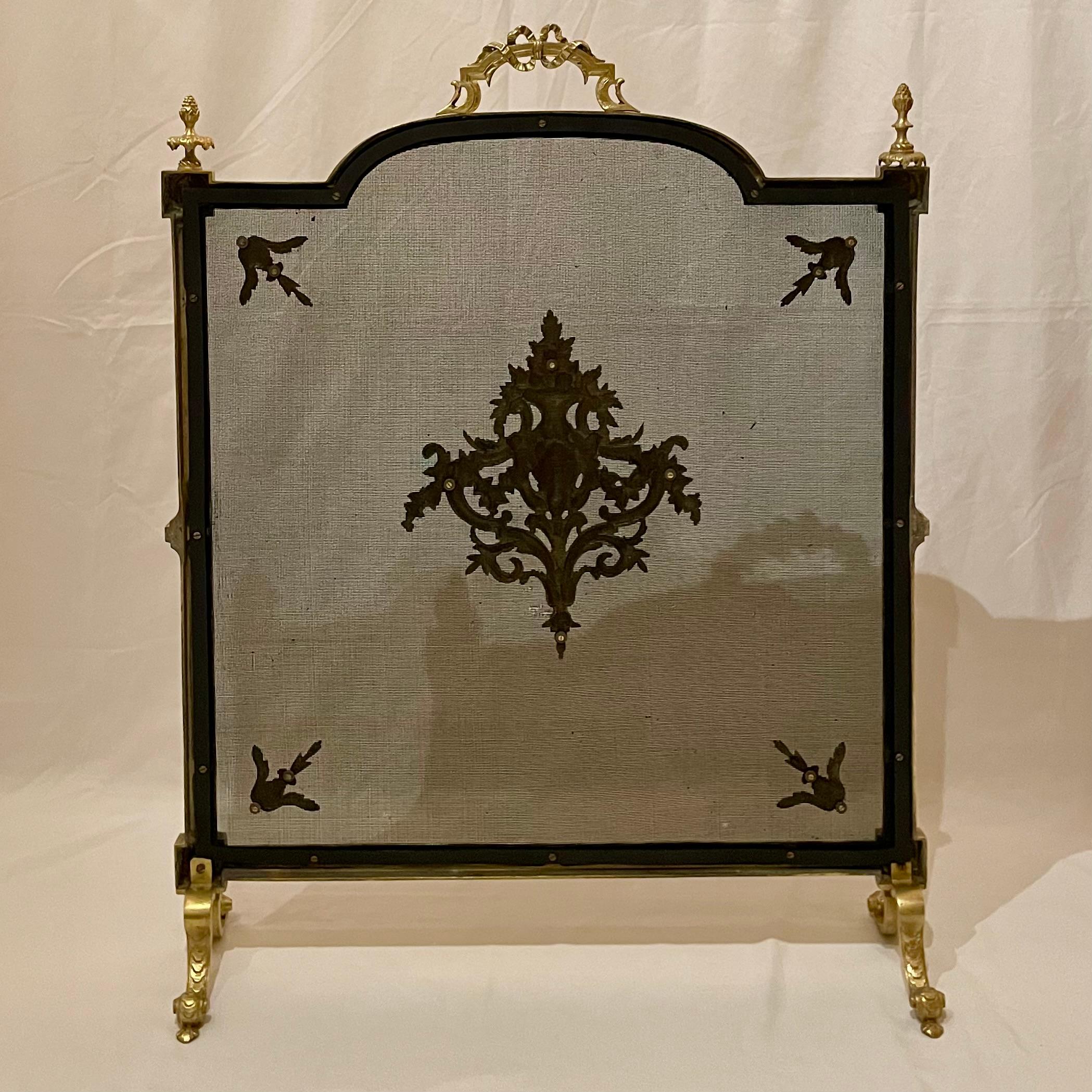 Bronzo Parafuoco francese in bronzo dorato in stile Luigi XVI, CIRCA 1890. in vendita