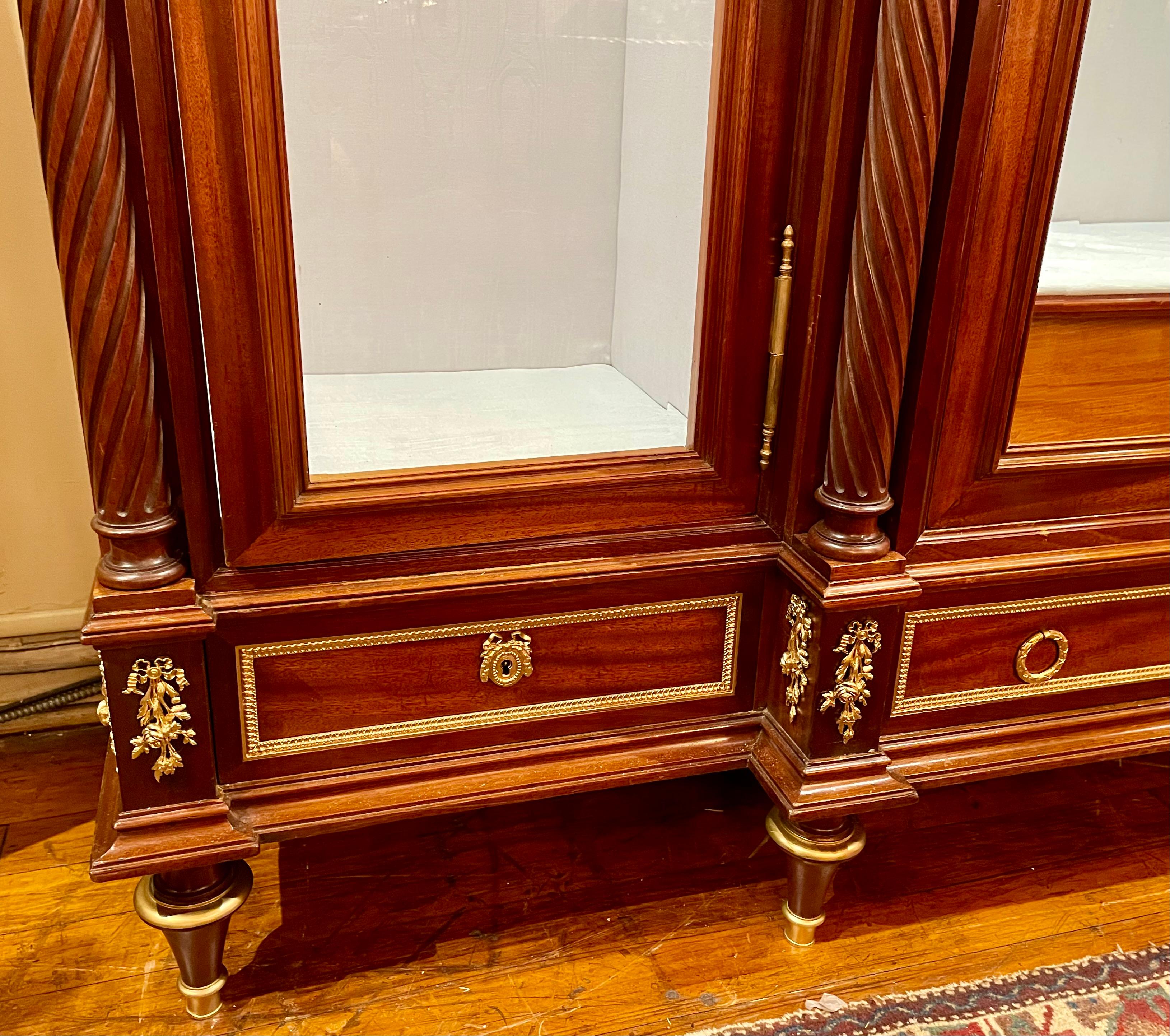 Bronzo Antique French Louis XVI Style Gold Bronze Mounted Mahogany Vitrine, CIRCA 1890. in vendita