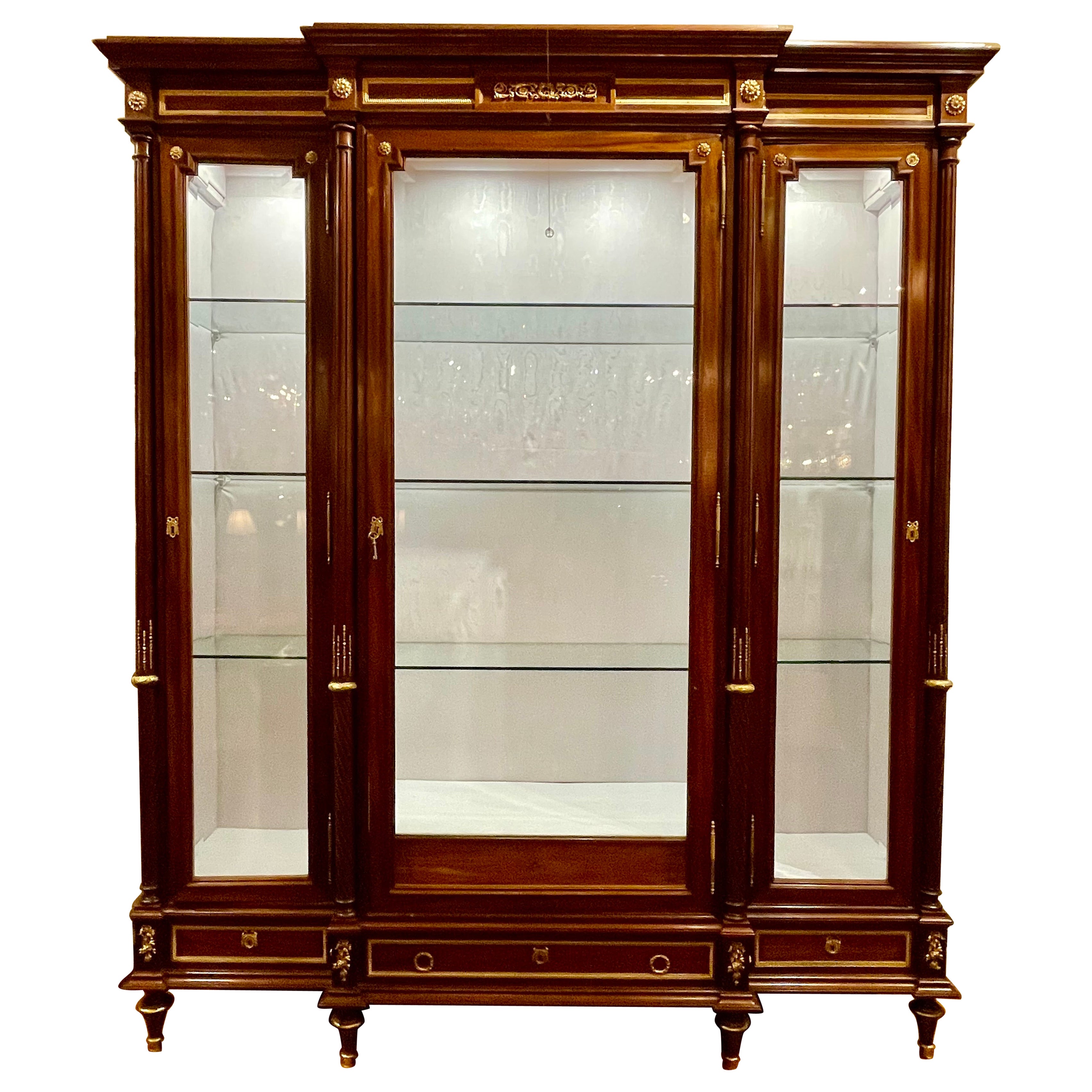 Antique French Louis XVI Style Gold Bronze Mounted Mahogany Vitrine, CIRCA 1890. in vendita